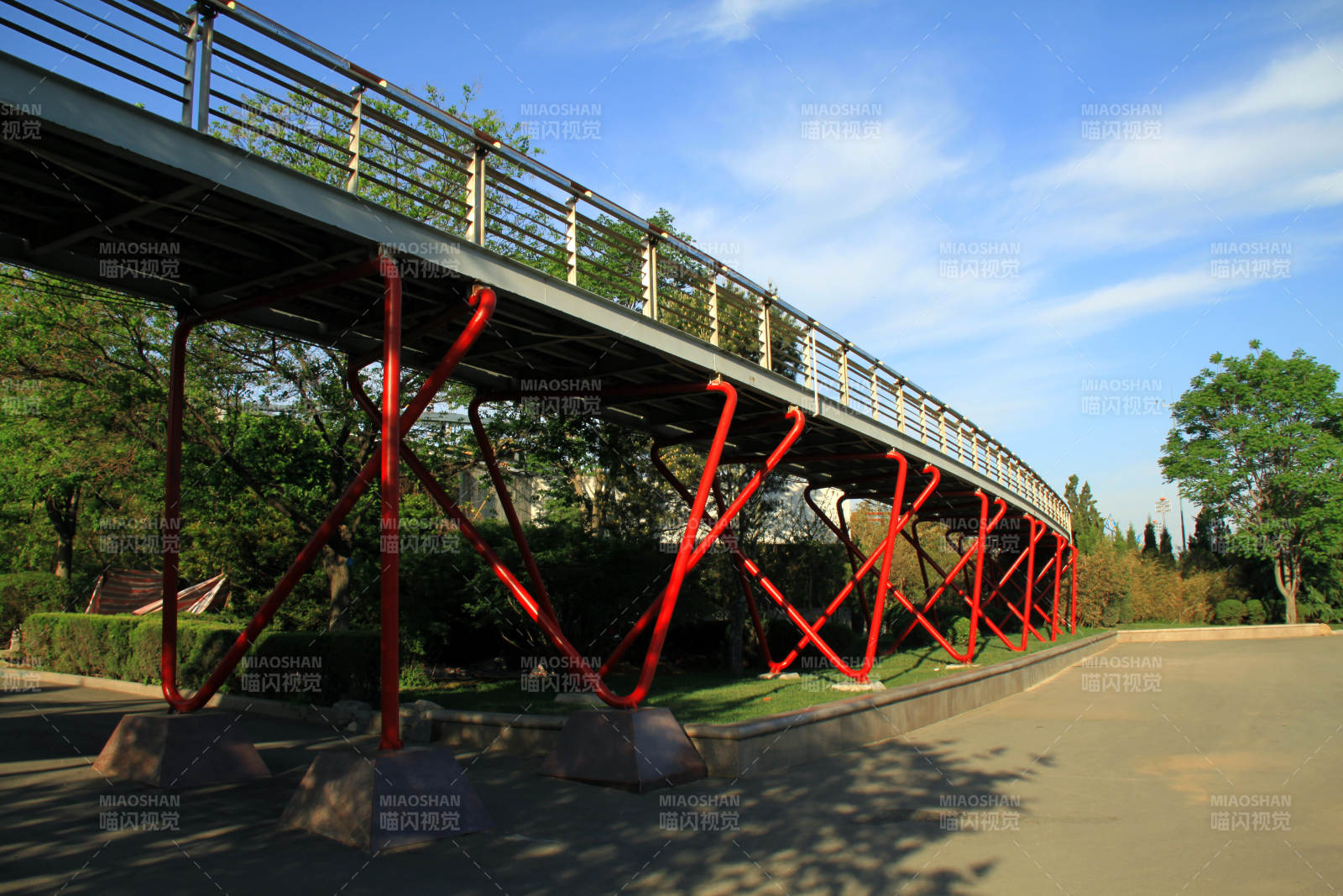 红色钢架桥图片