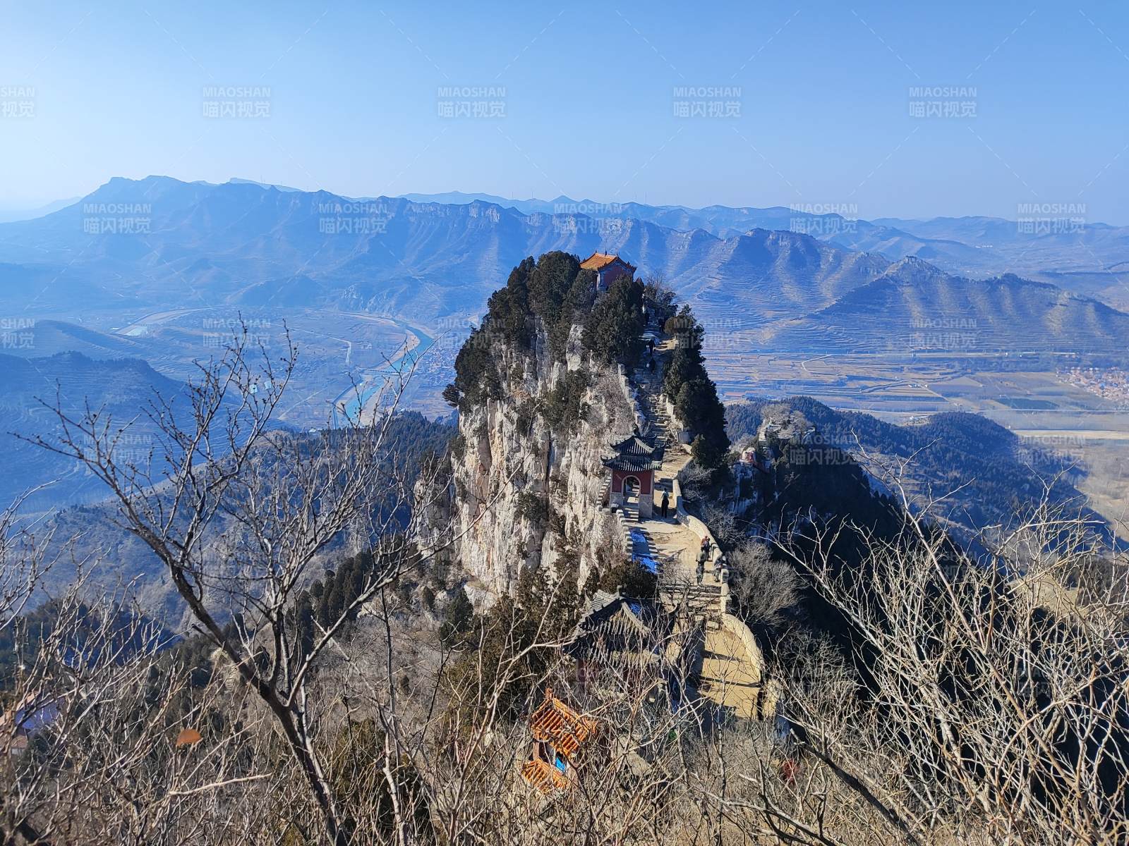 山巅古寺风光图片