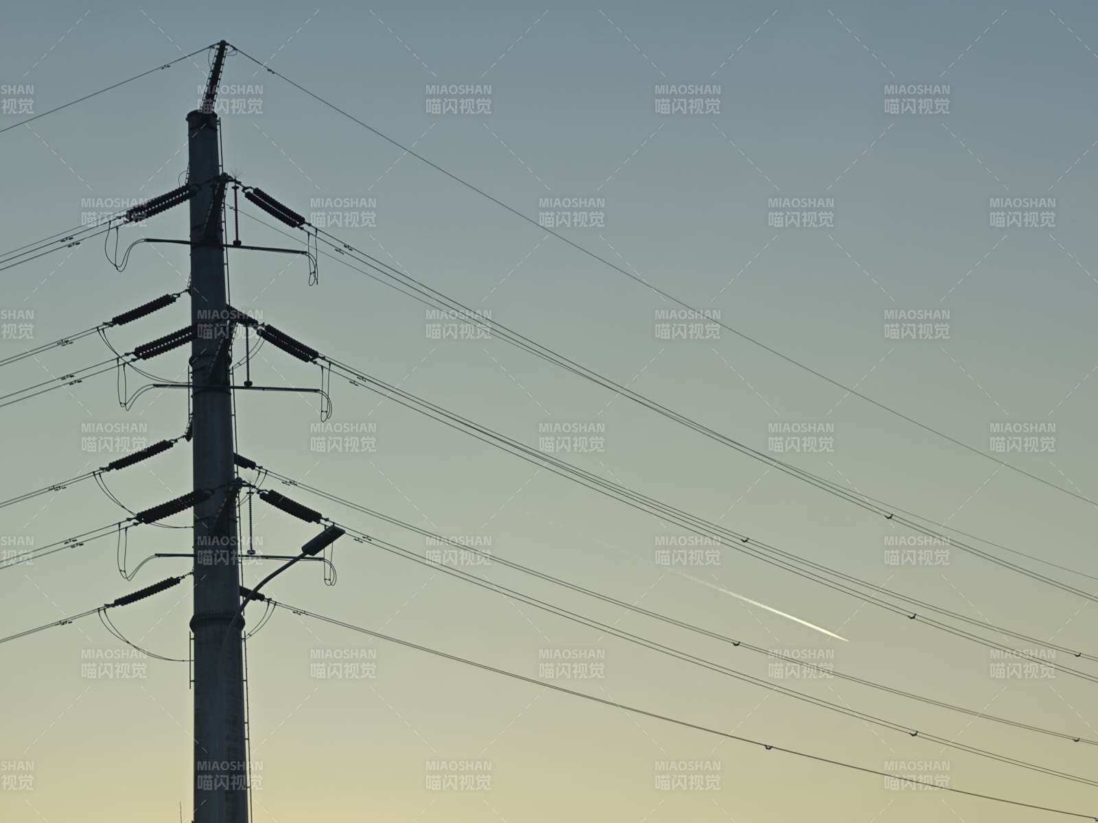 电线杆与天空图片