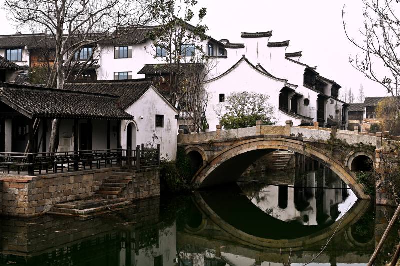 浙江盐官古镇建筑与古桥倒影图片