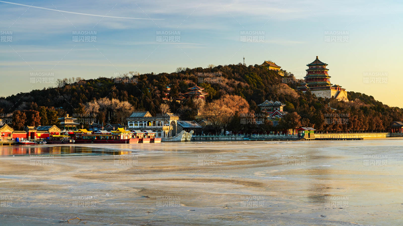 颐和园冬日湖畔佛香阁图片