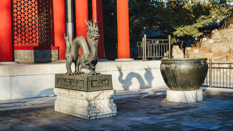 颐和园仁寿殿龙雕石座前的静谧图片