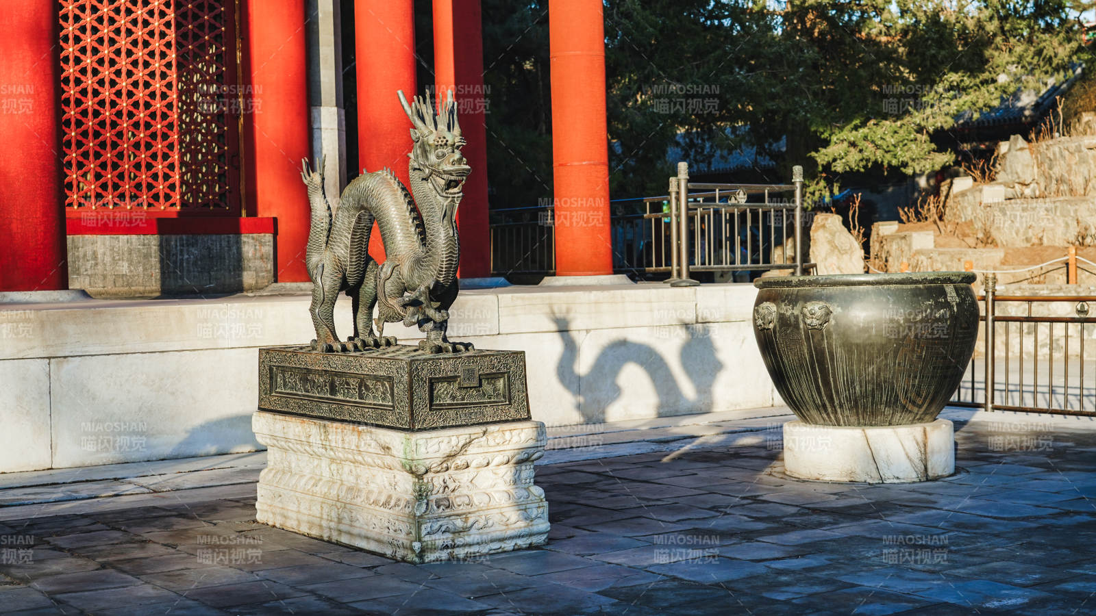 颐和园仁寿殿龙雕石座前的静谧图片