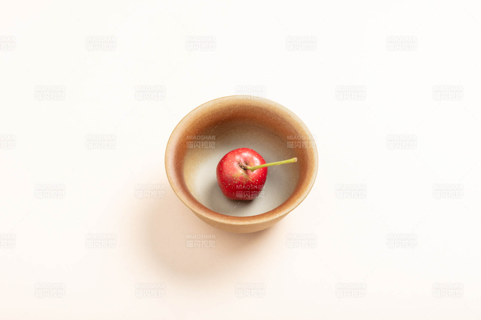 山楂静置于陶碗中图片