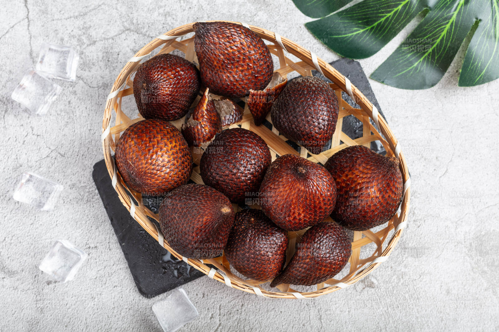 蛇皮果篮中静置图片