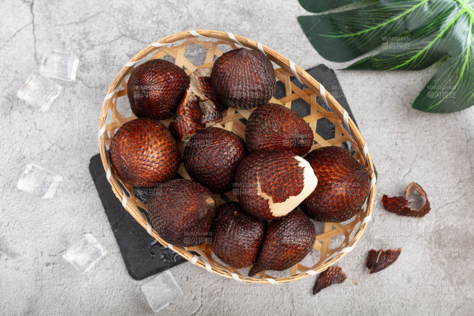 蛇皮果篮静物图片