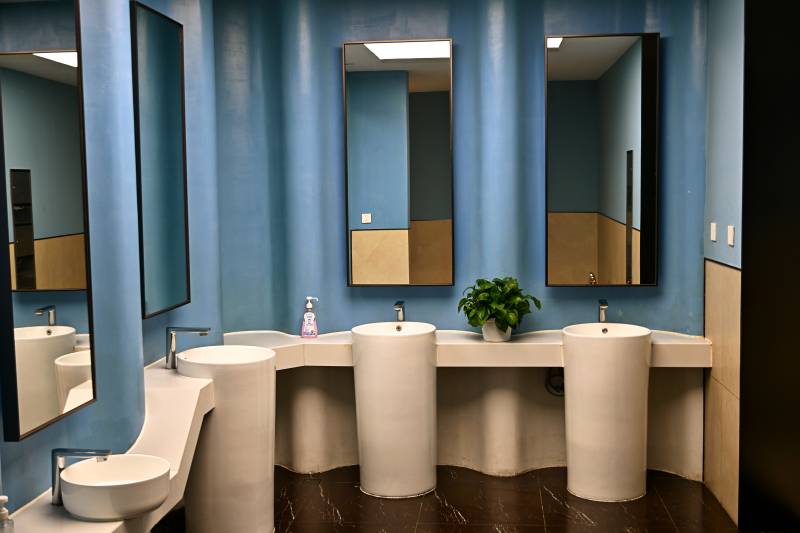 旅游景点现代洗手间图片