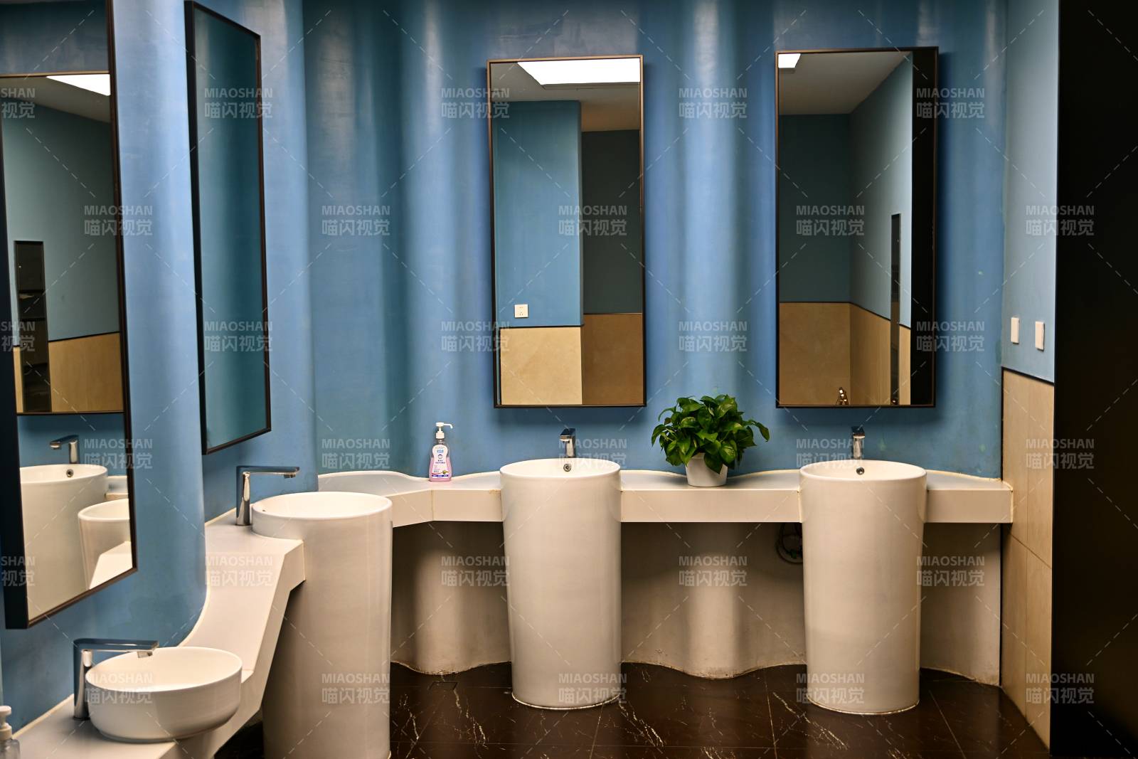 旅游景点现代洗手间图片