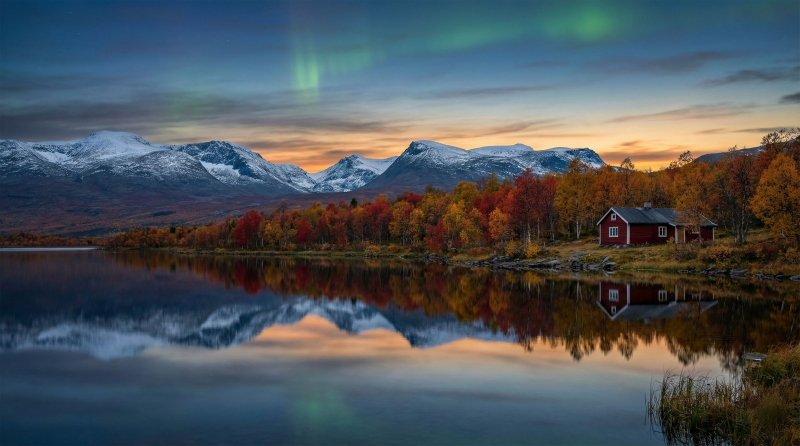 秋湖映山居图片
