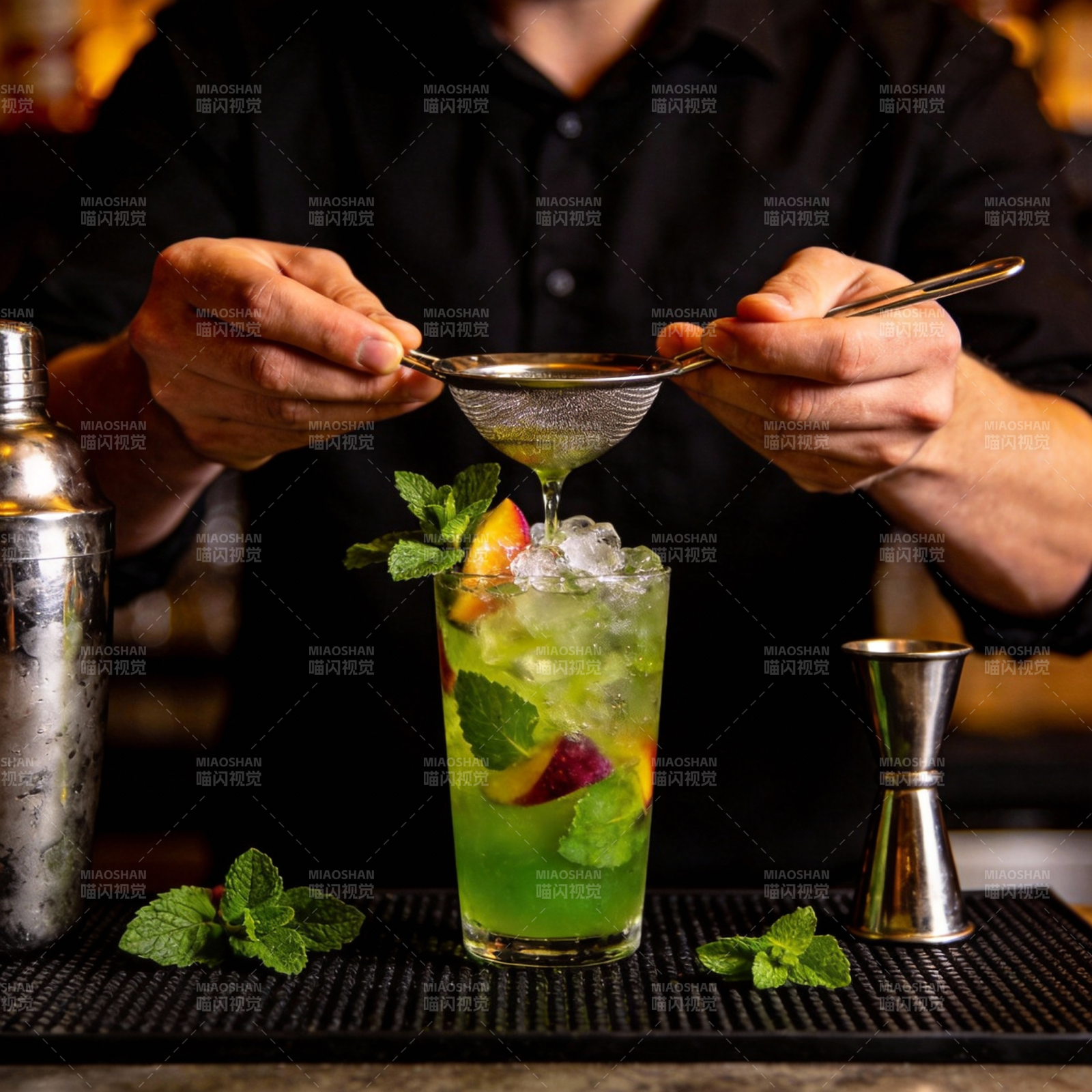 调酒师斟制鸡尾酒图片