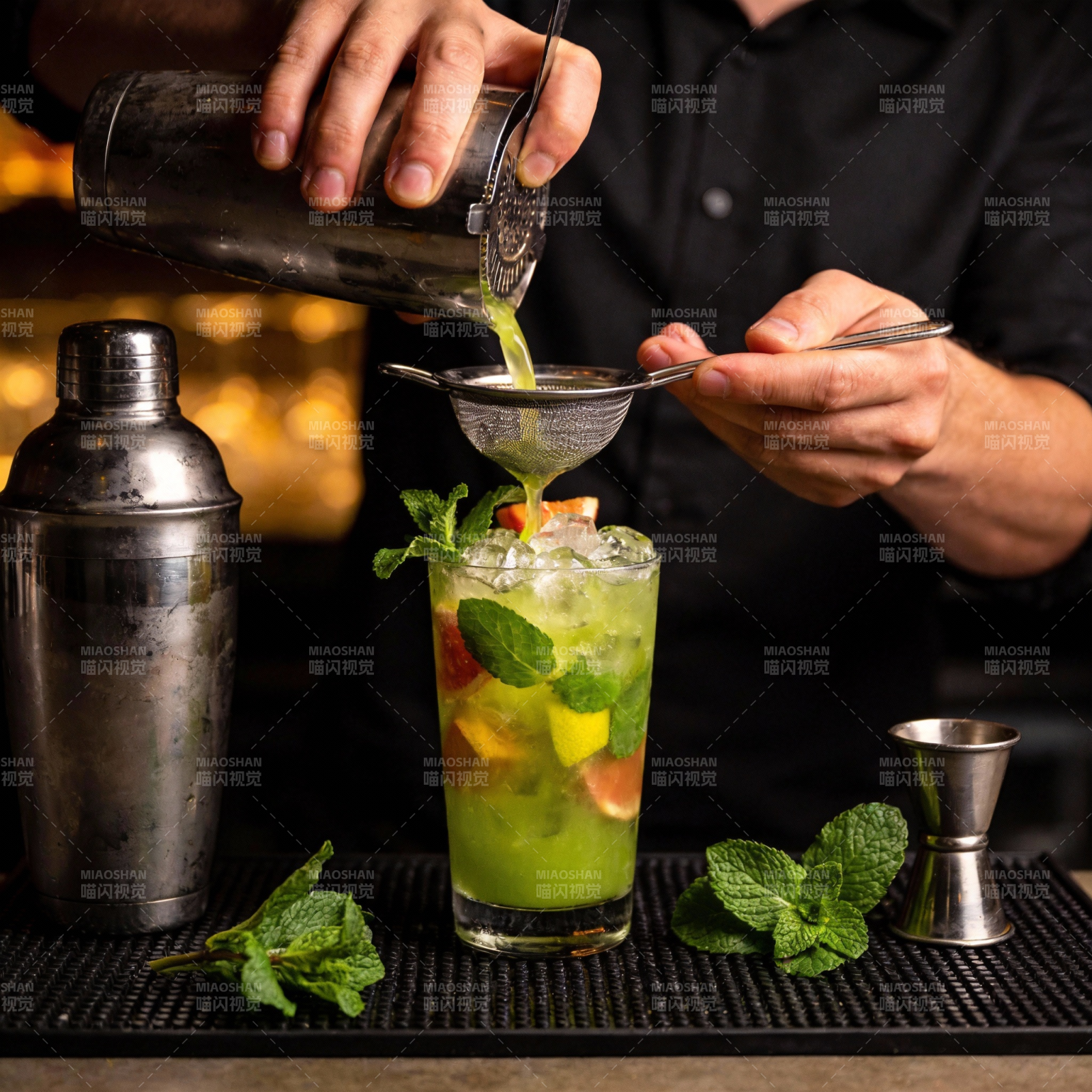 调酒师正在调制鸡尾酒图片