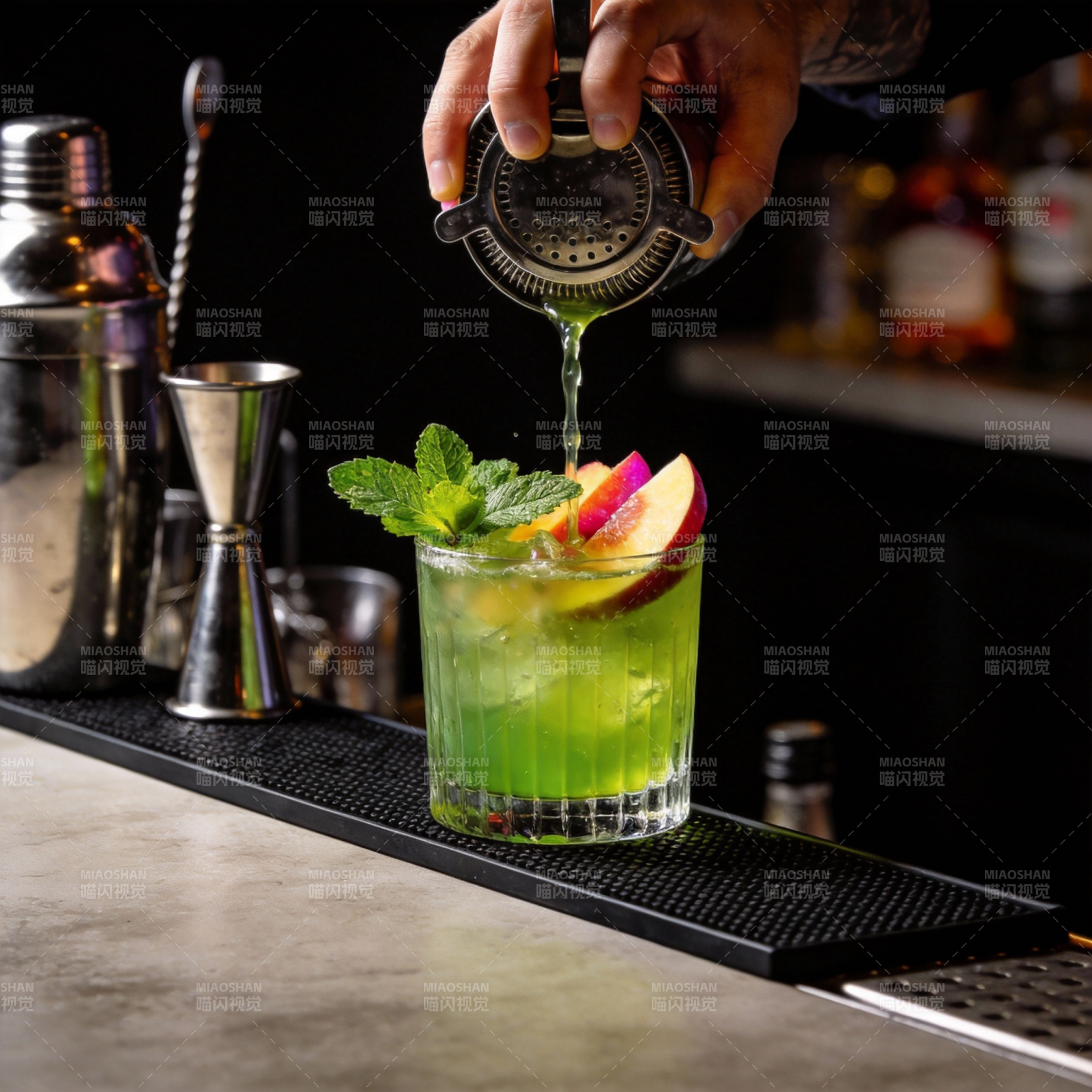 调酒师斟制绿饮图片