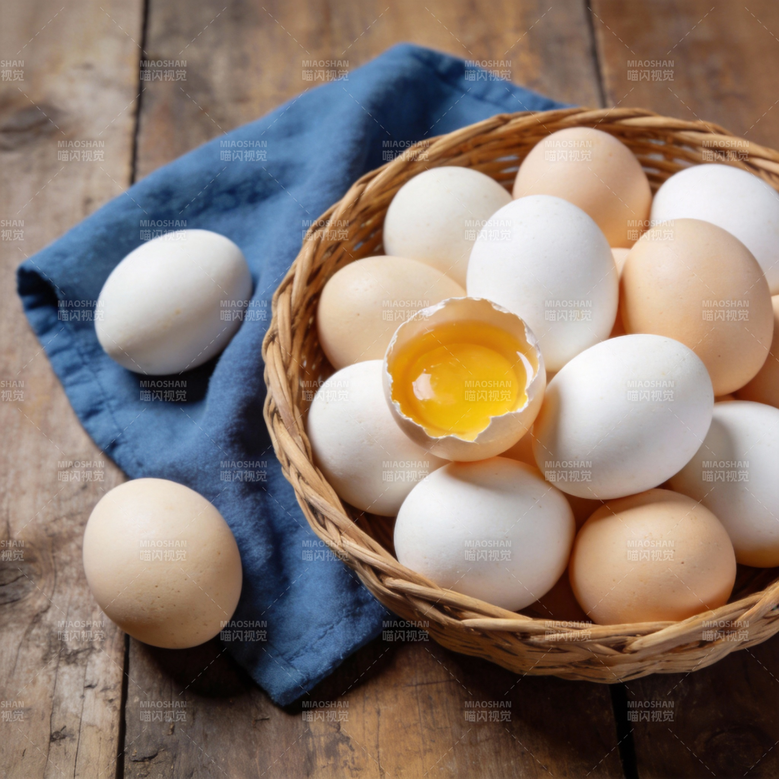 新鲜鸡蛋篮中盛图片