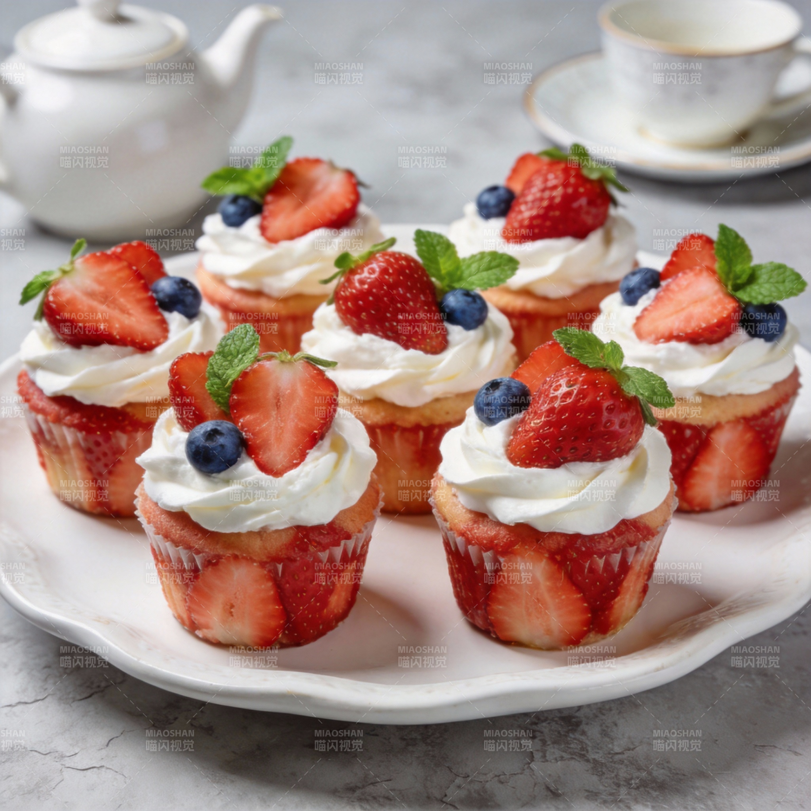 草莓奶油杯蛋糕图片