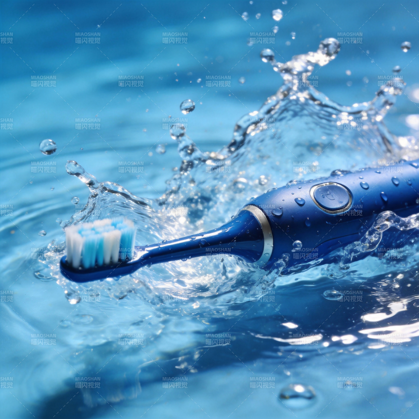 水花中的电动牙刷图片