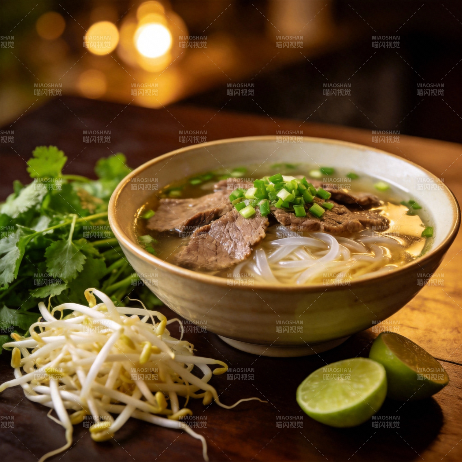 牛肉河粉配香菜图片