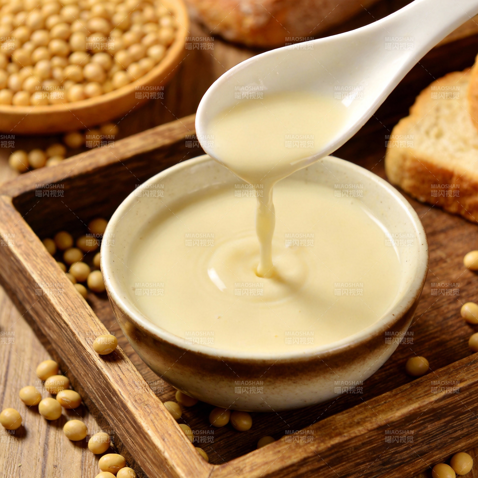 豆浆倾注碗中图片