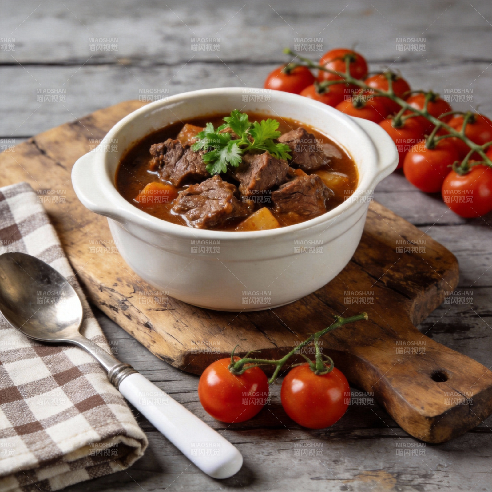 牛肉炖菜配樱桃番茄图片