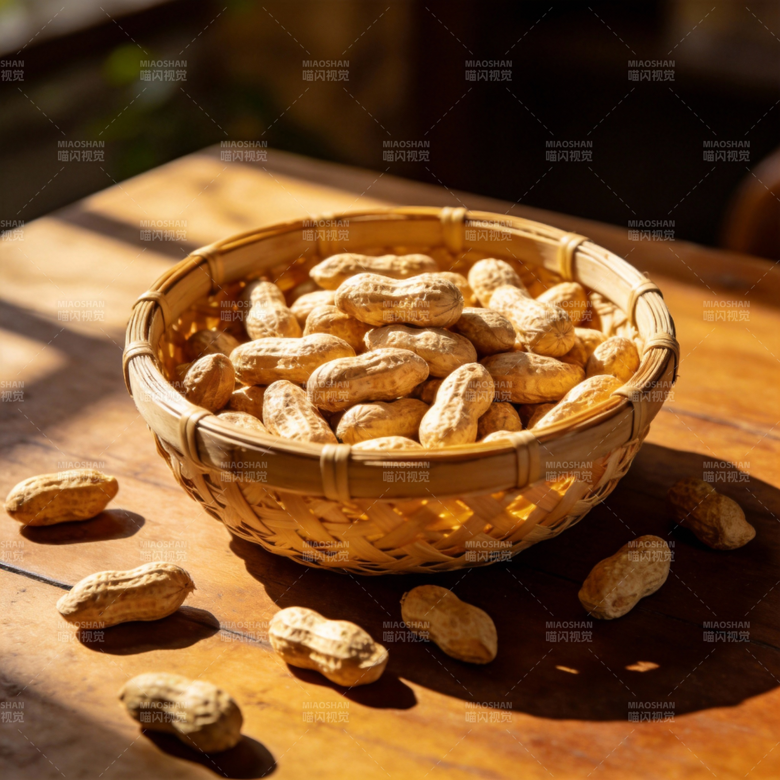 阳光下的花生篮图片