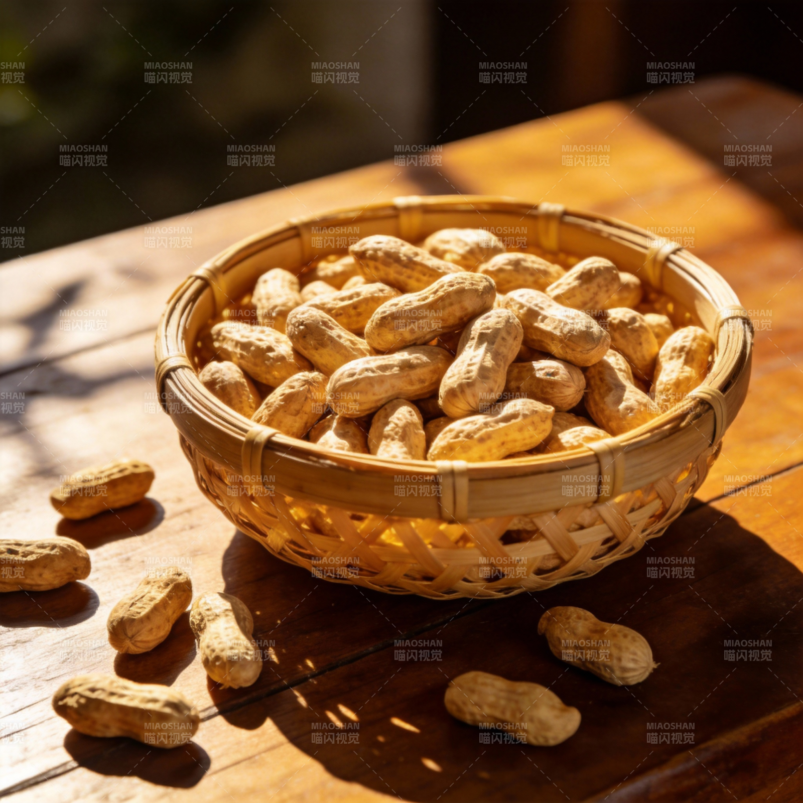 阳光下的花生篮图片