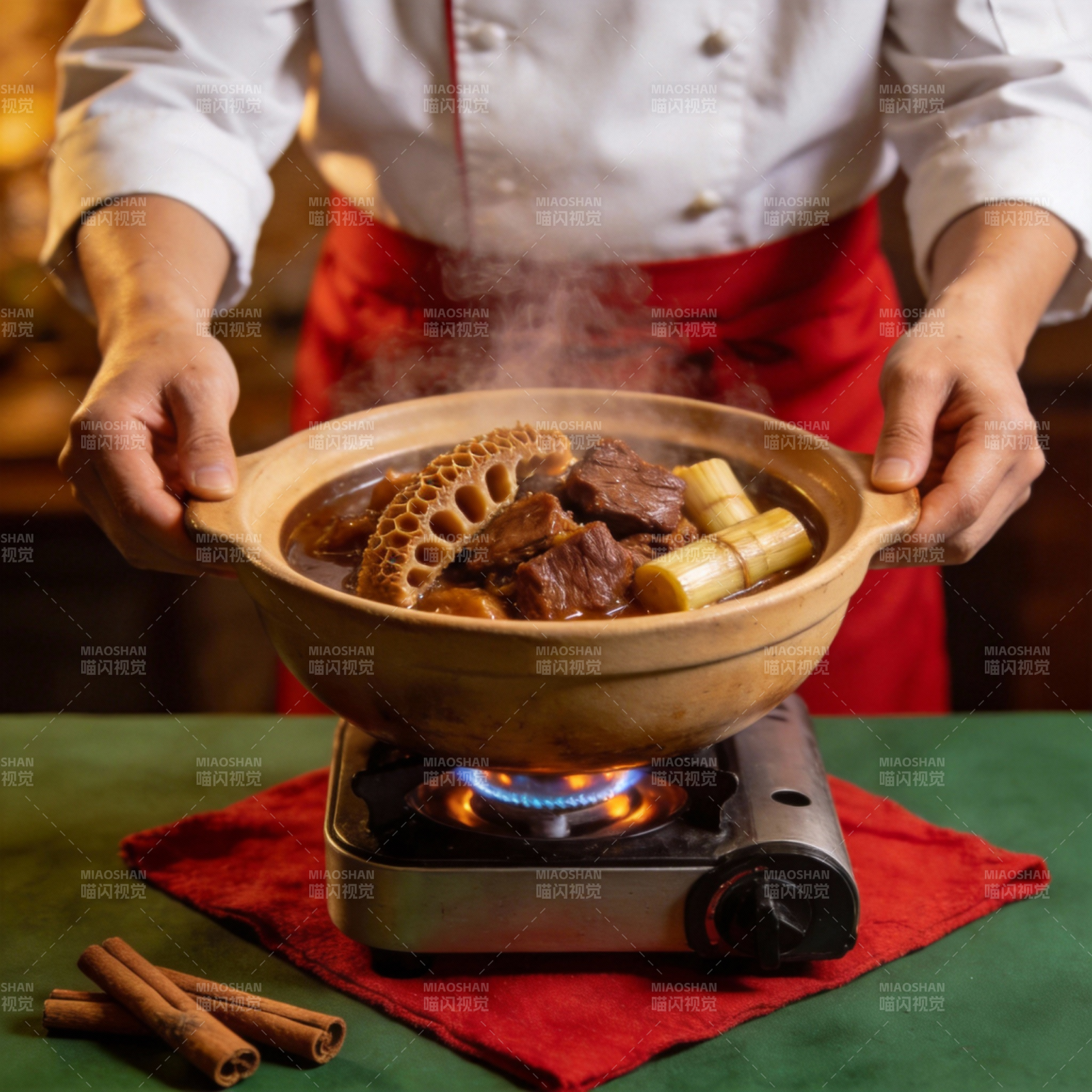 热气腾腾的炖肉锅图片