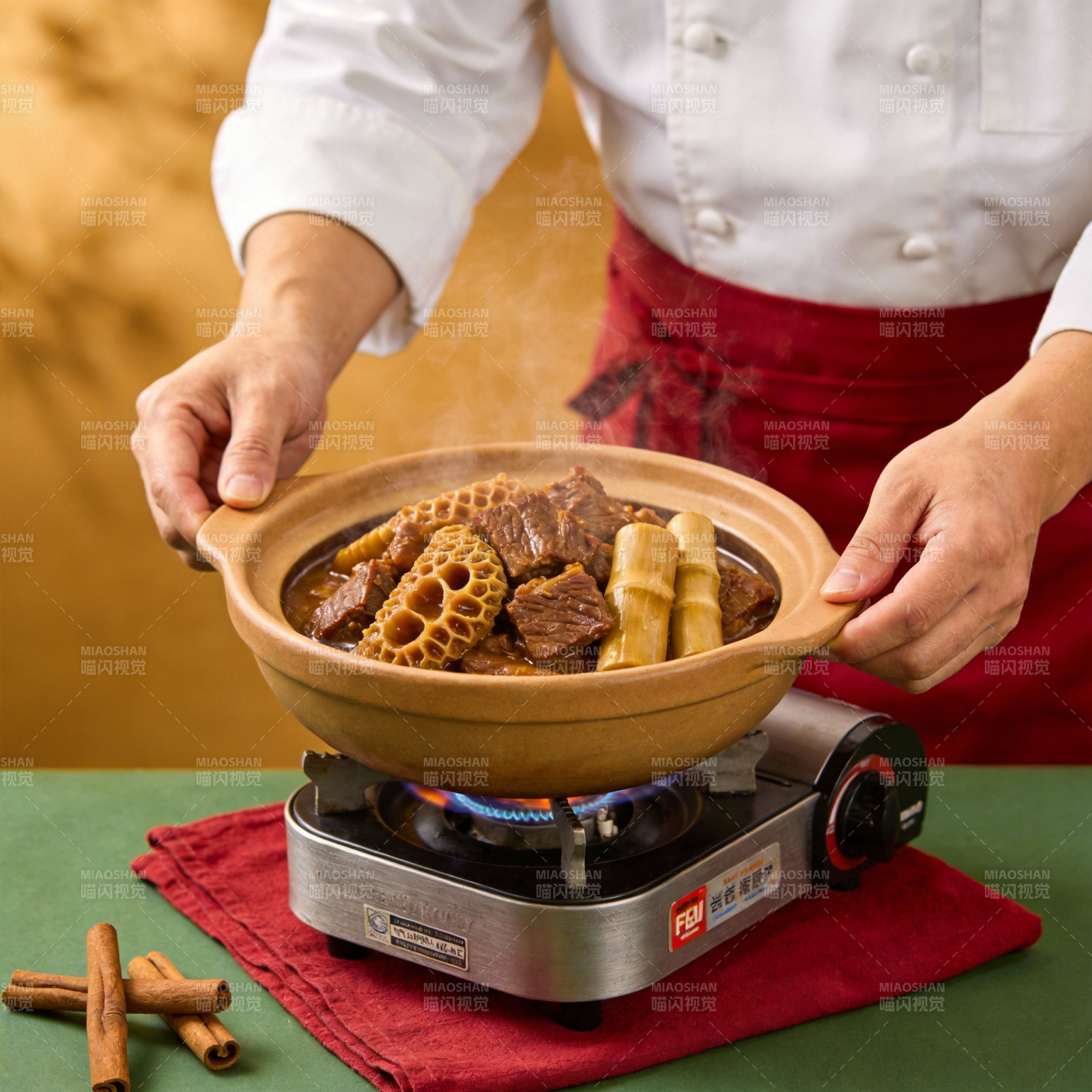 炖肉热气腾腾图片