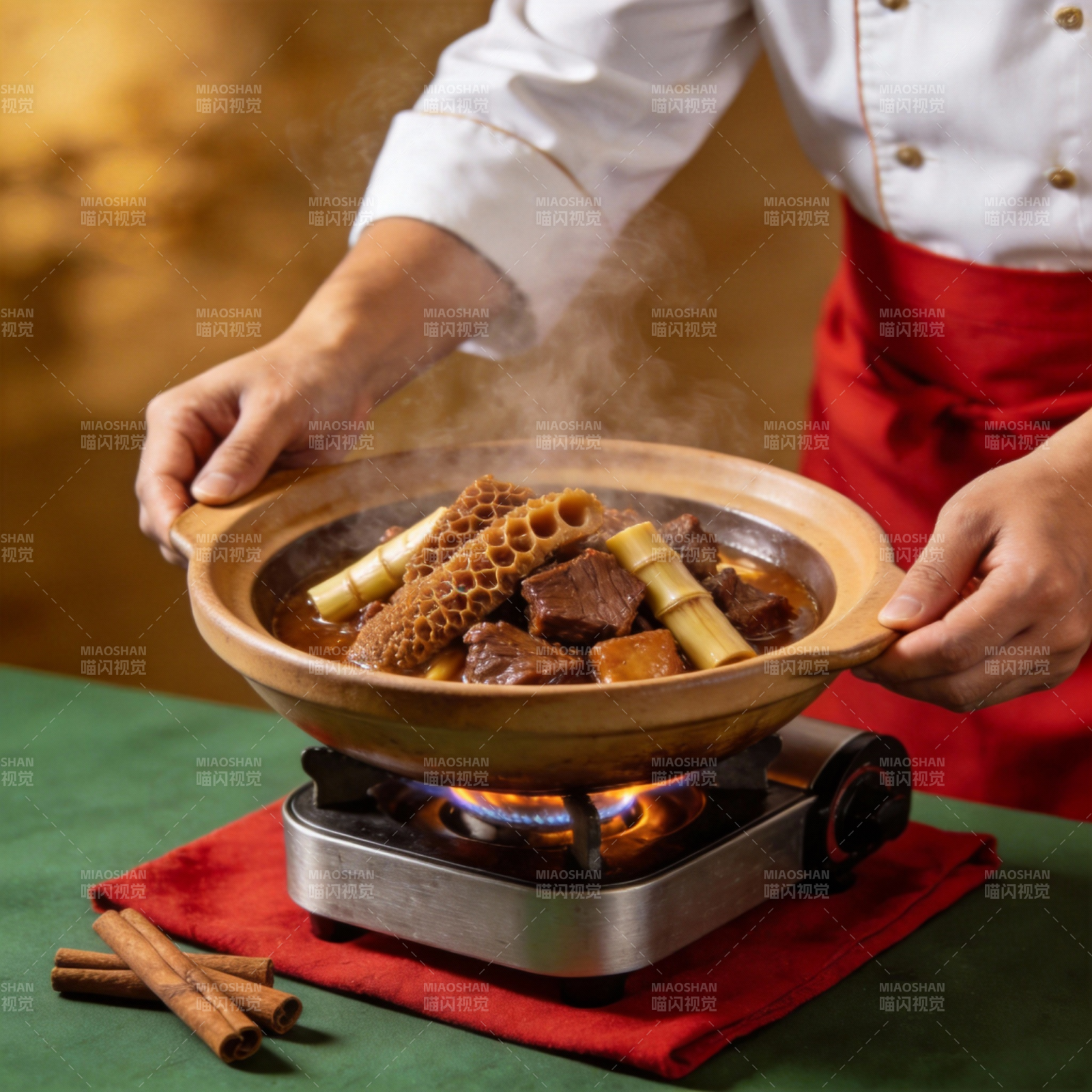 热气腾腾的炖菜图片