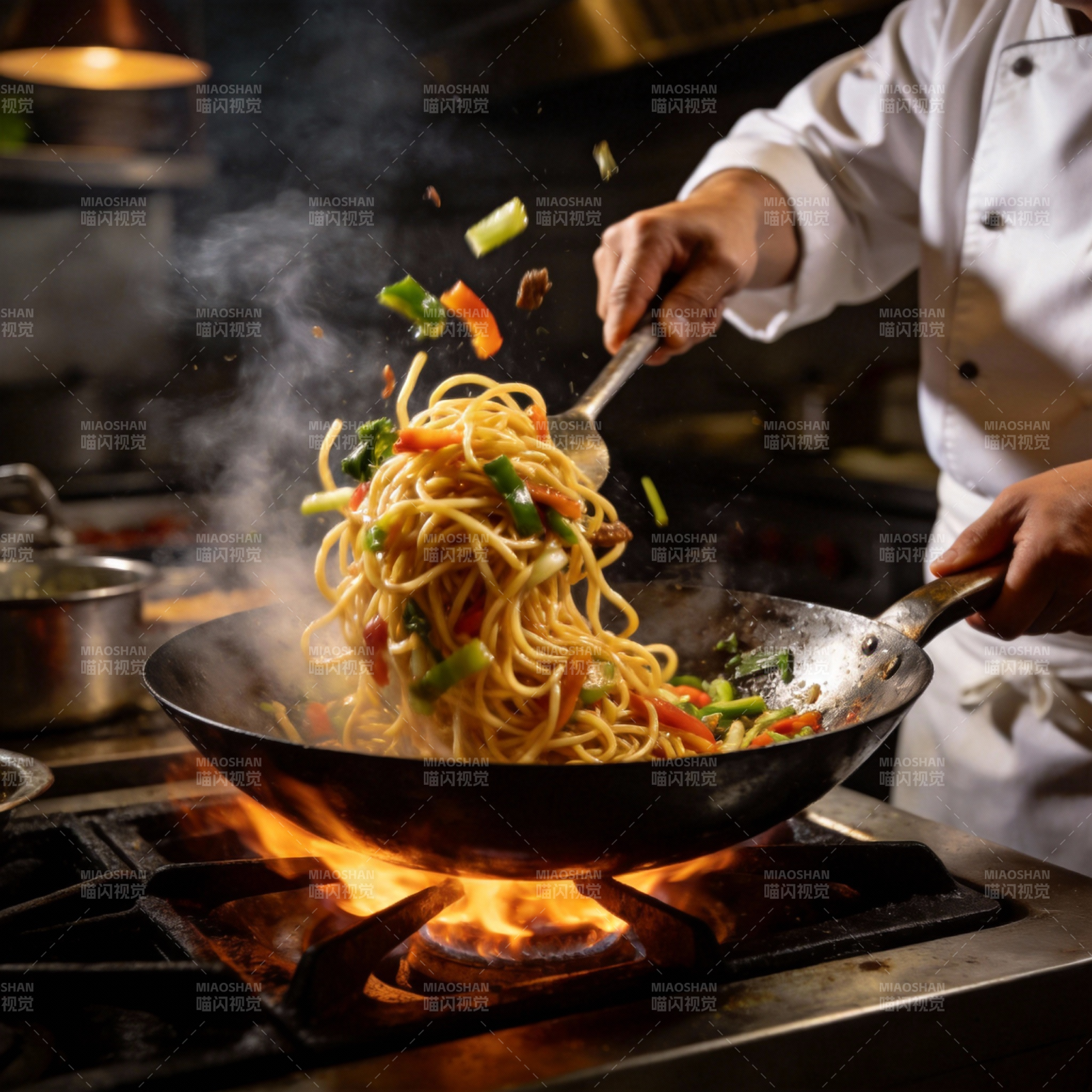 炒面翻飞烟火气图片