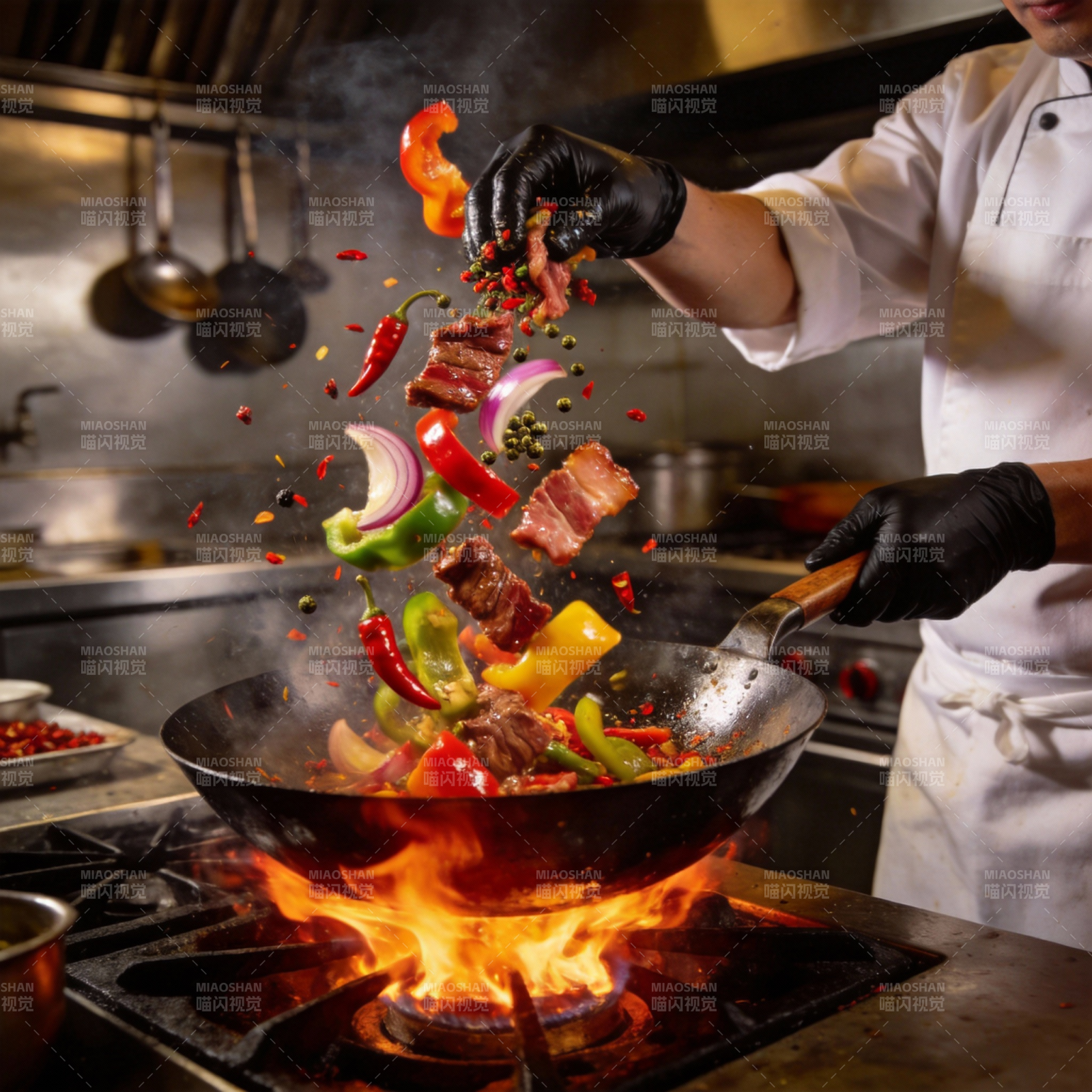 火焰翻炒美味食材图片