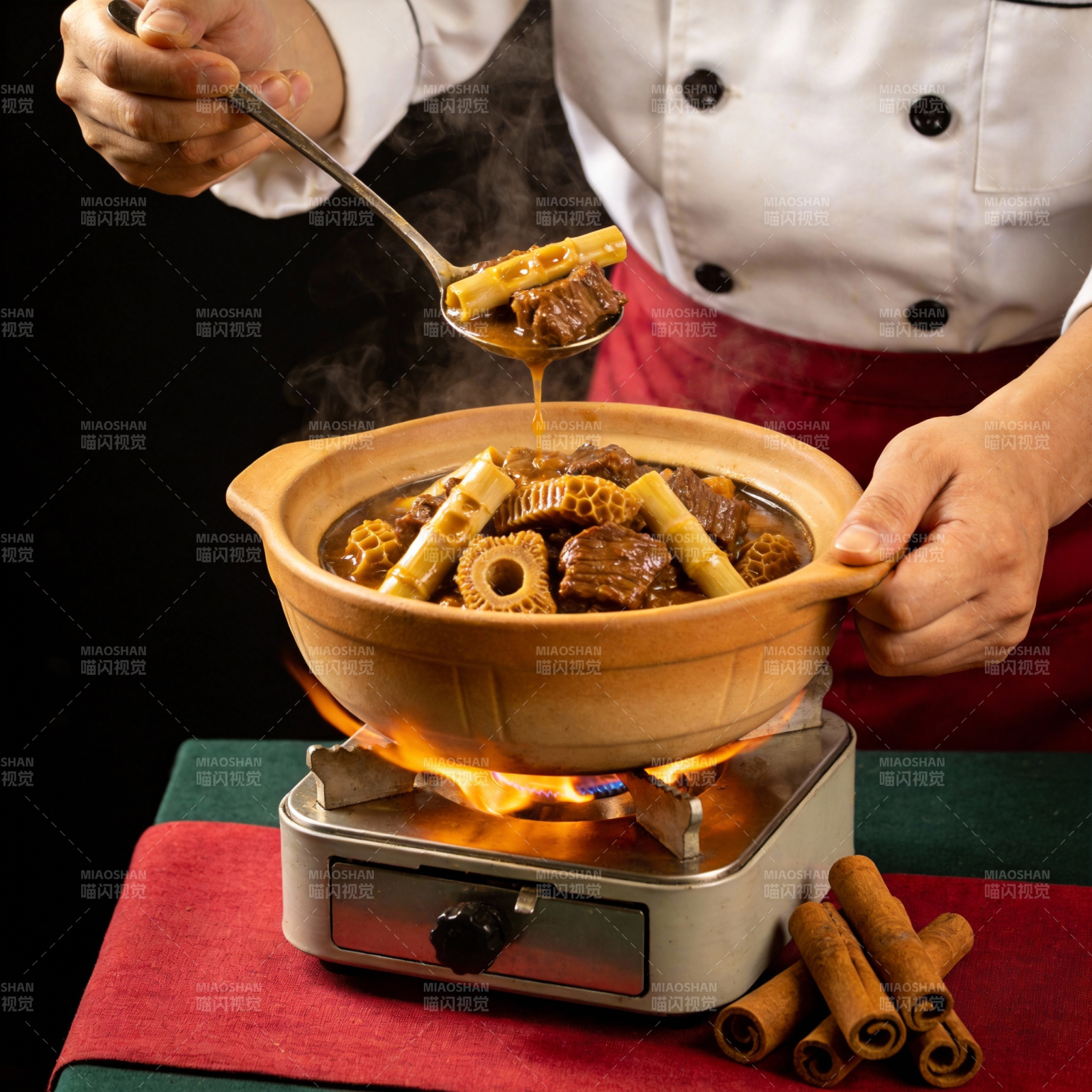 热锅炖肉香气四溢图片