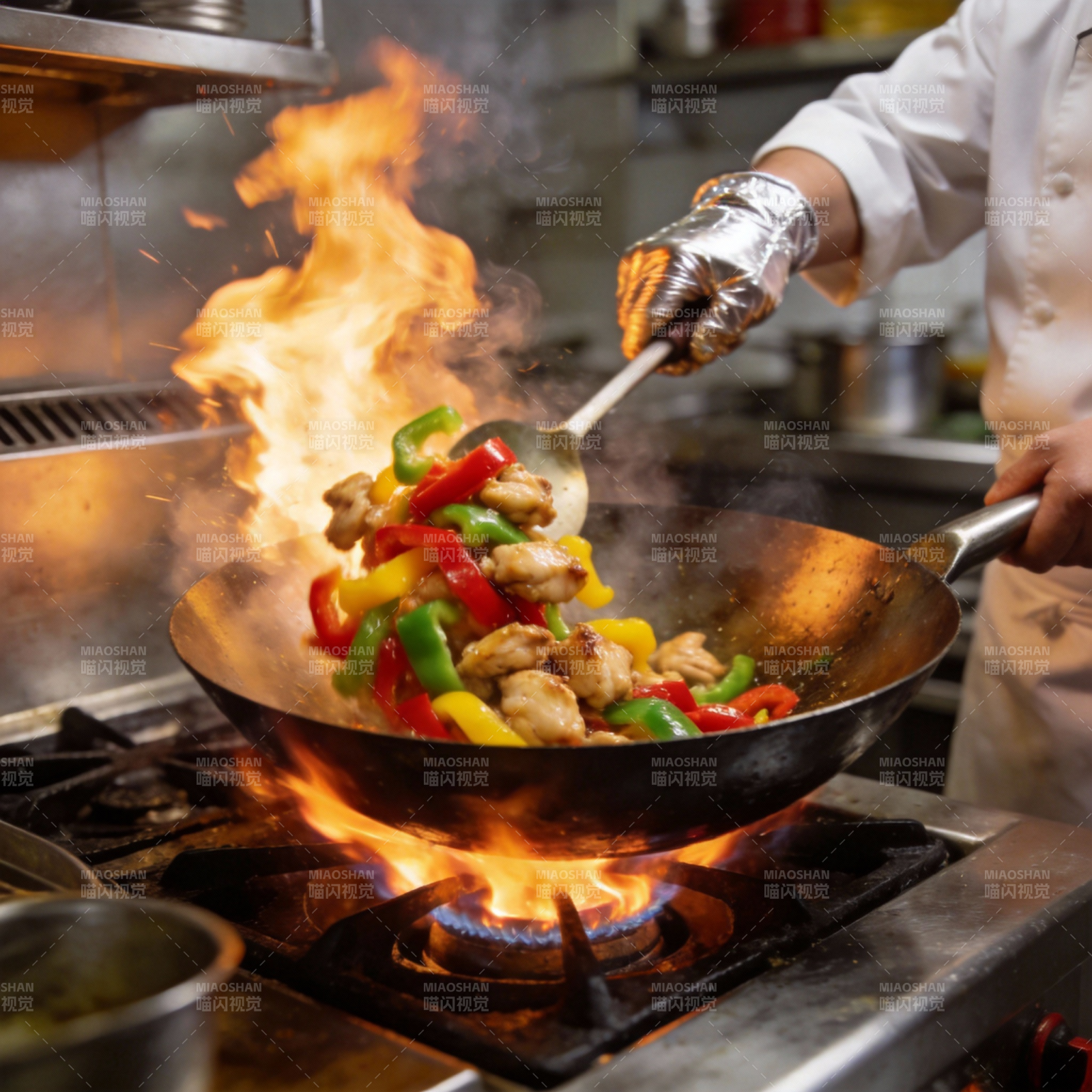 火焰翻炒美味佳肴图片