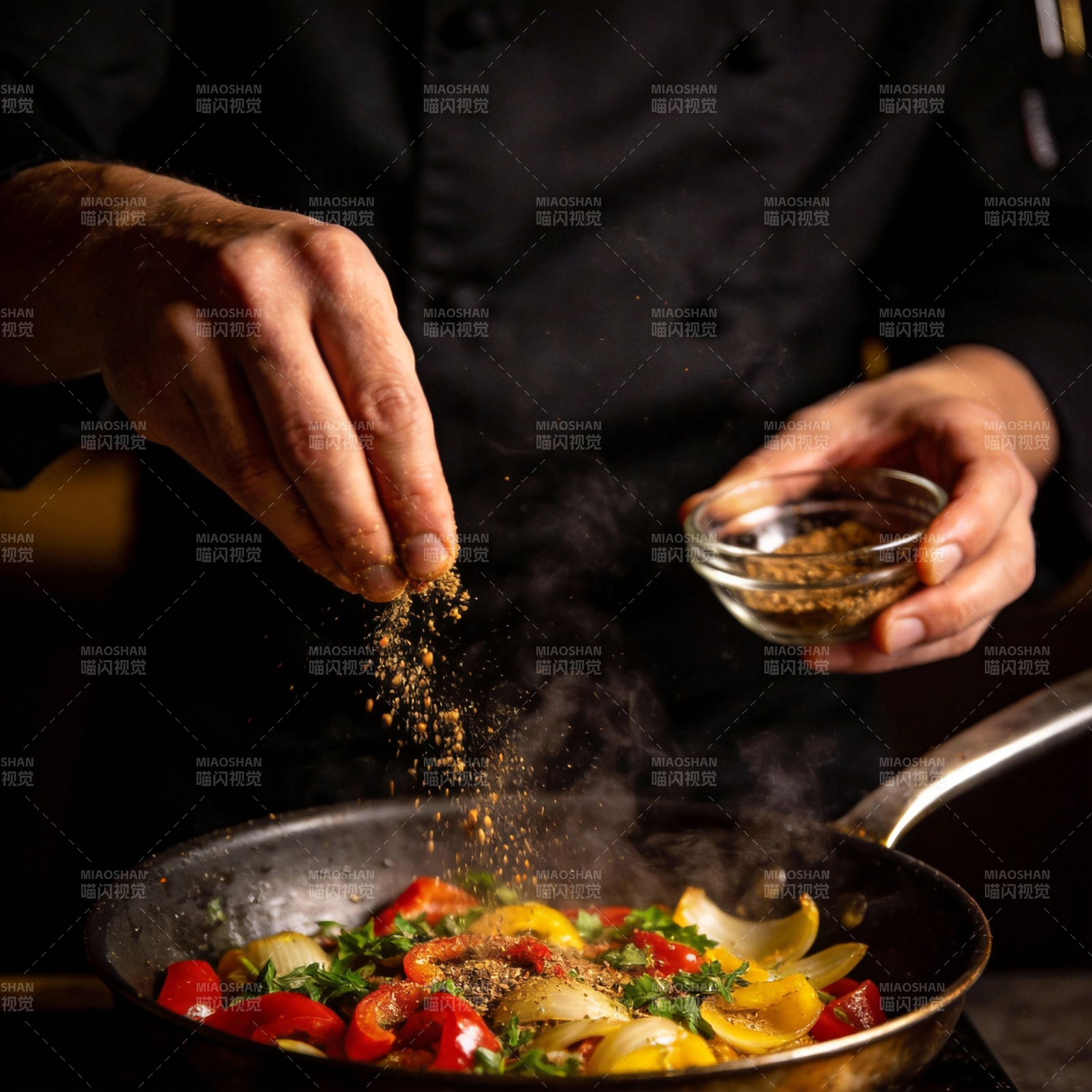香料撒入热锅图片