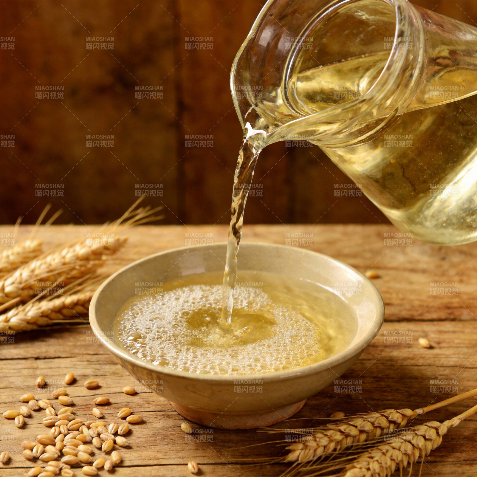 麦芽汁倒入碗中图片