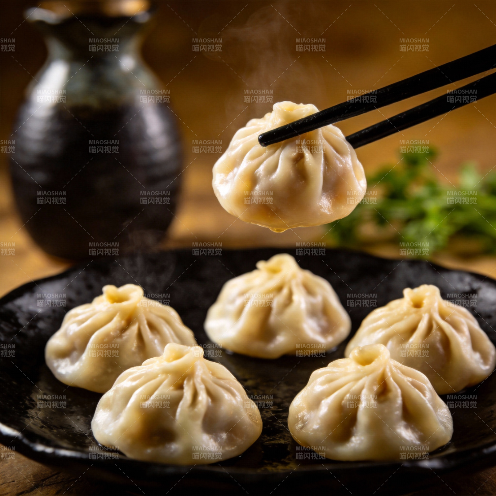 热腾腾的蒸饺图片