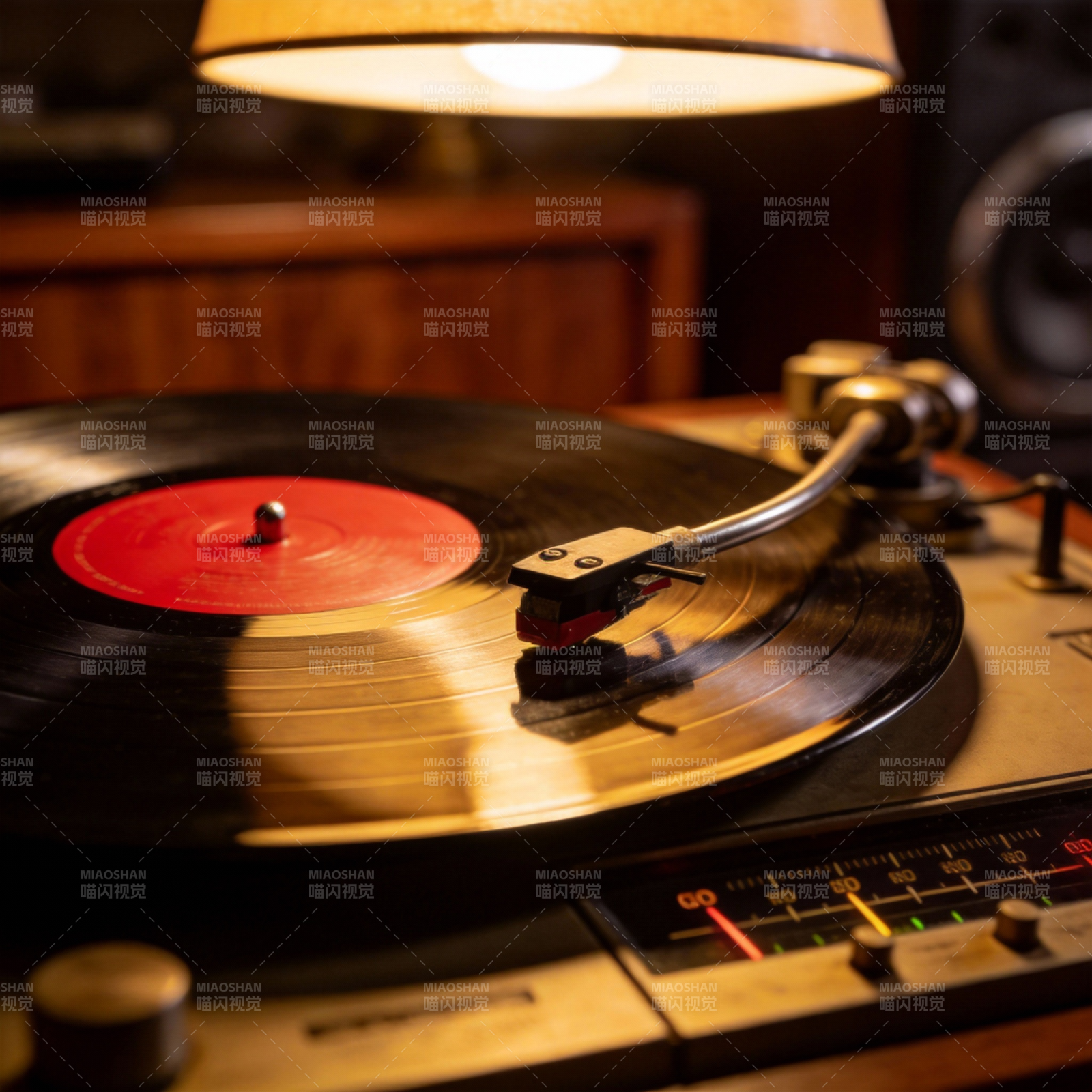 黑胶唱片播放中图片