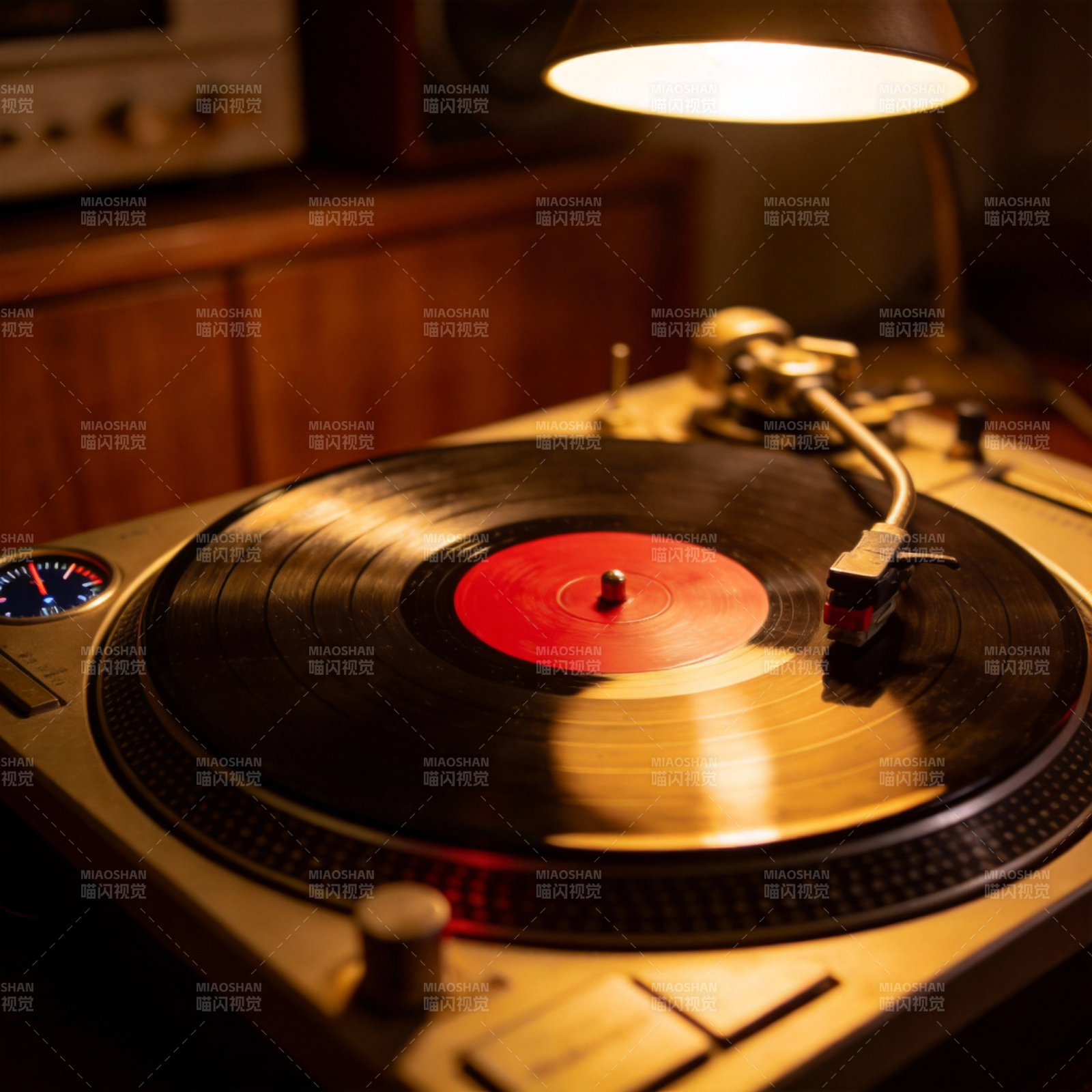 黑胶唱片机夜景图片