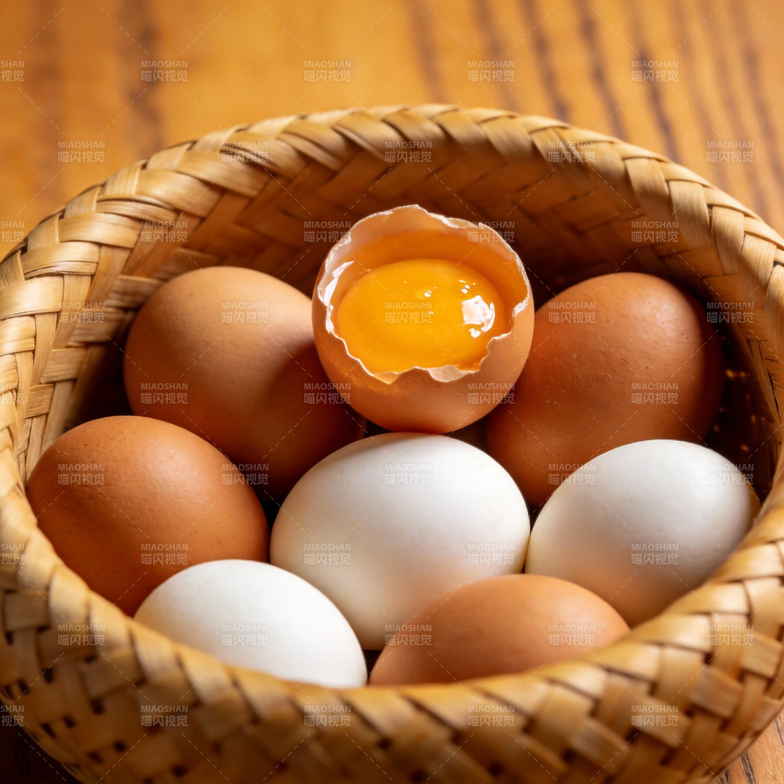 蛋篮中的新鲜鸡蛋图片