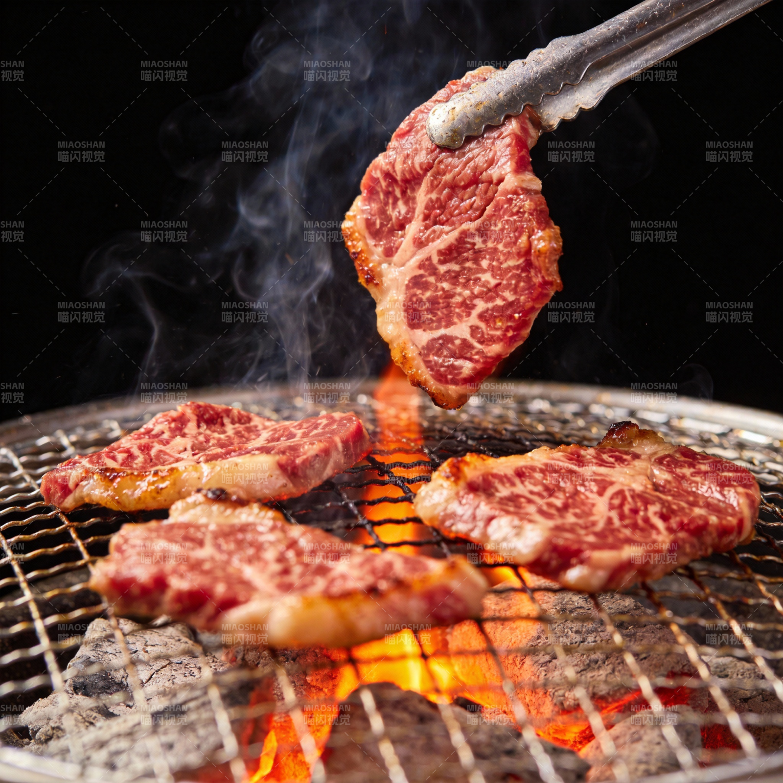 炭火烤肉香飘四溢图片