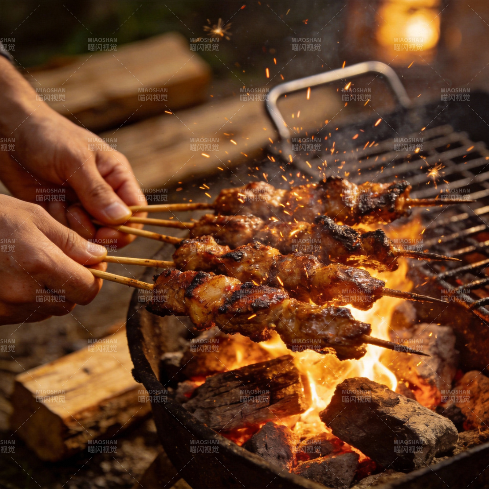 烧烤串在火上烤图片