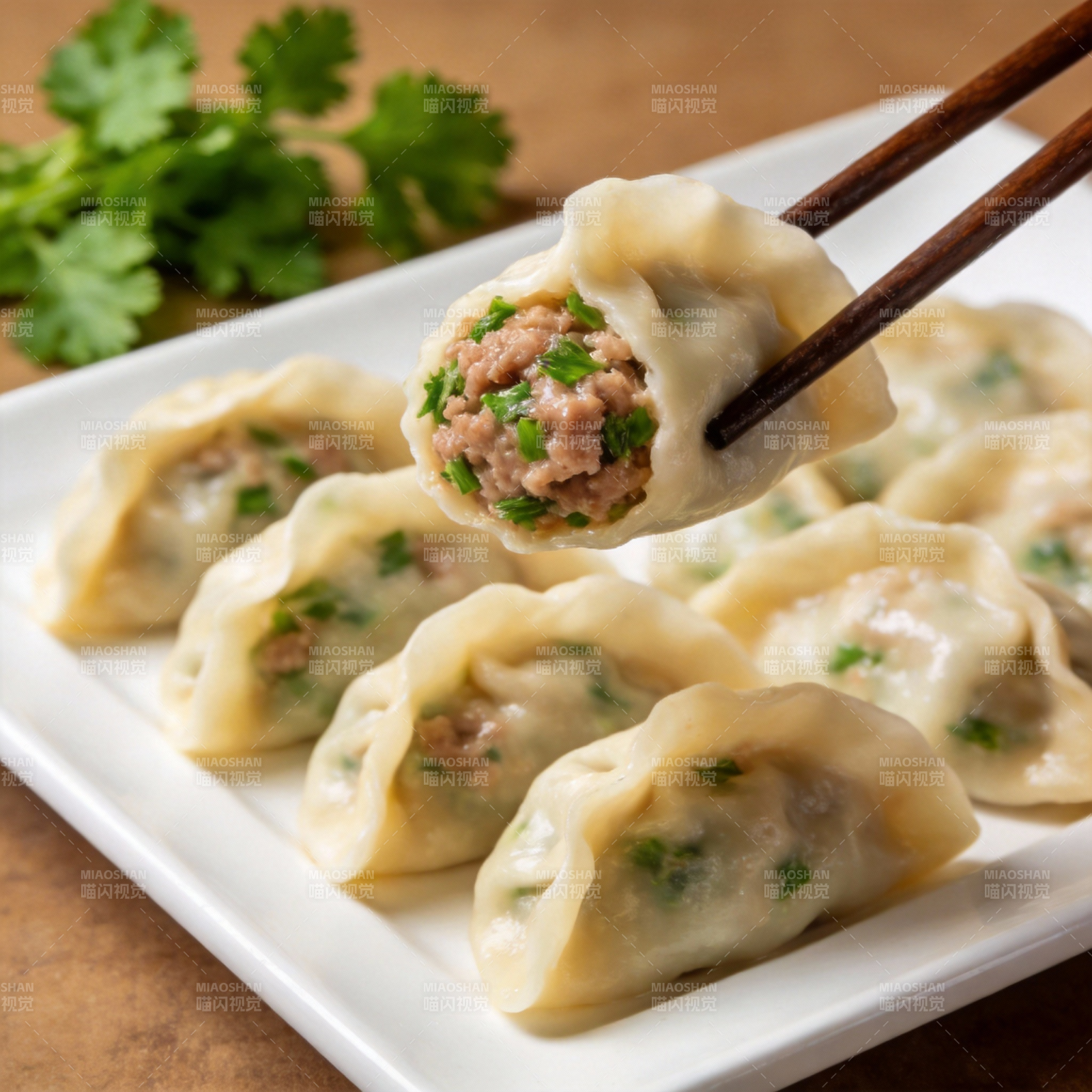 鲜美饺子 筷子夹起图片