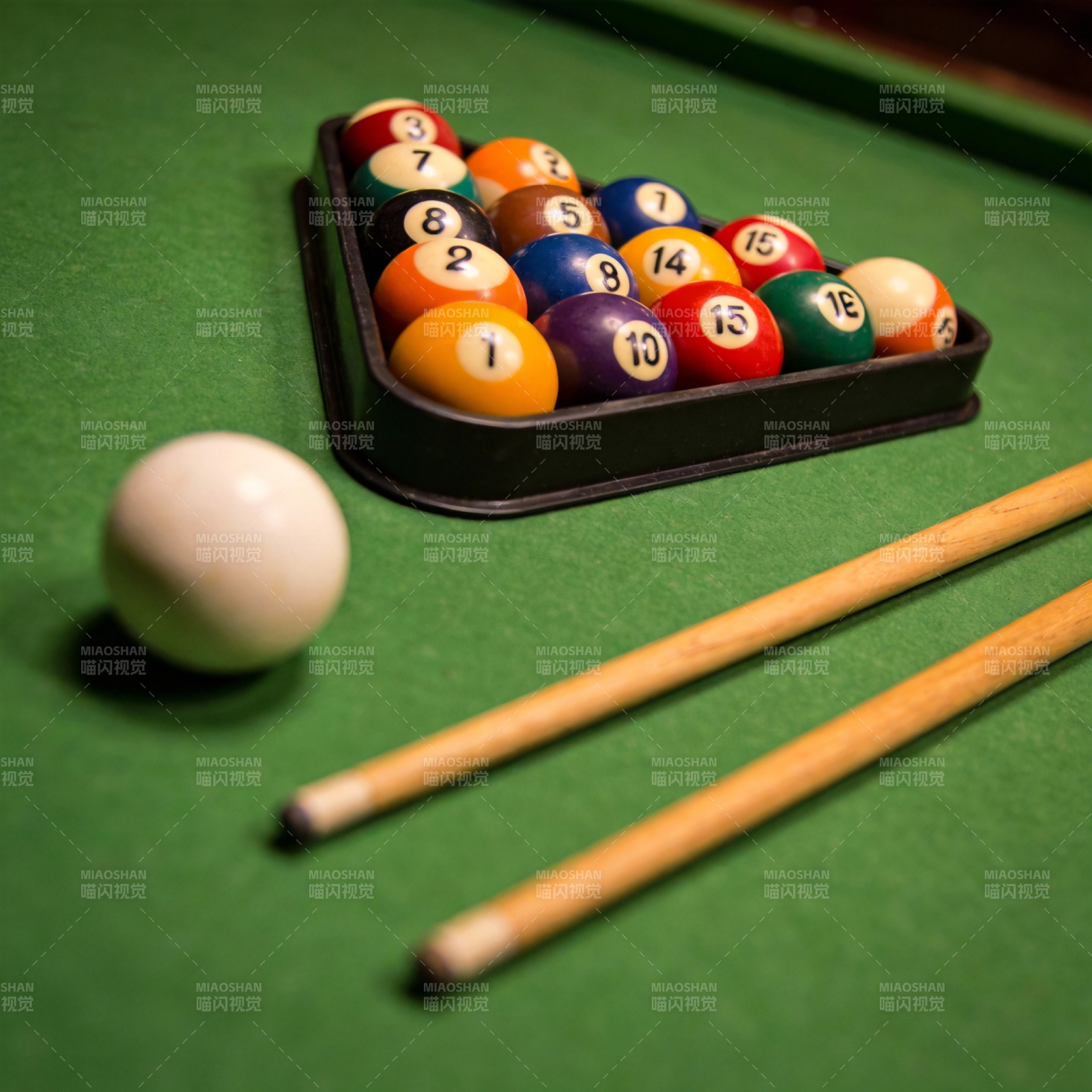 台球静待开杆图片