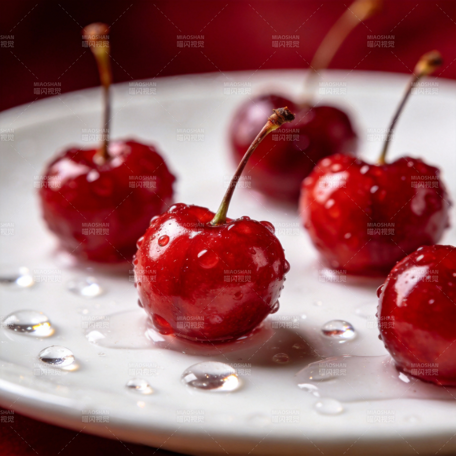 晶莹樱桃水珠图片