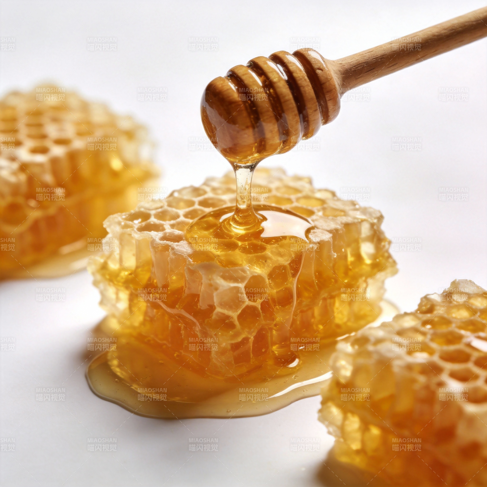 蜂蜜流淌于蜂巢图片