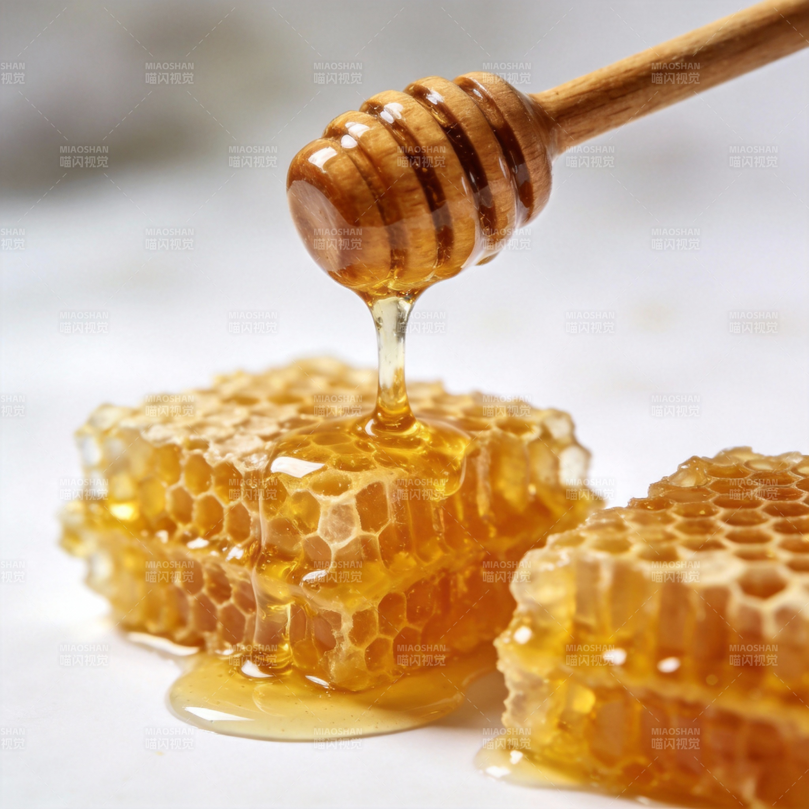 蜂蜜滴落蜂巢图片