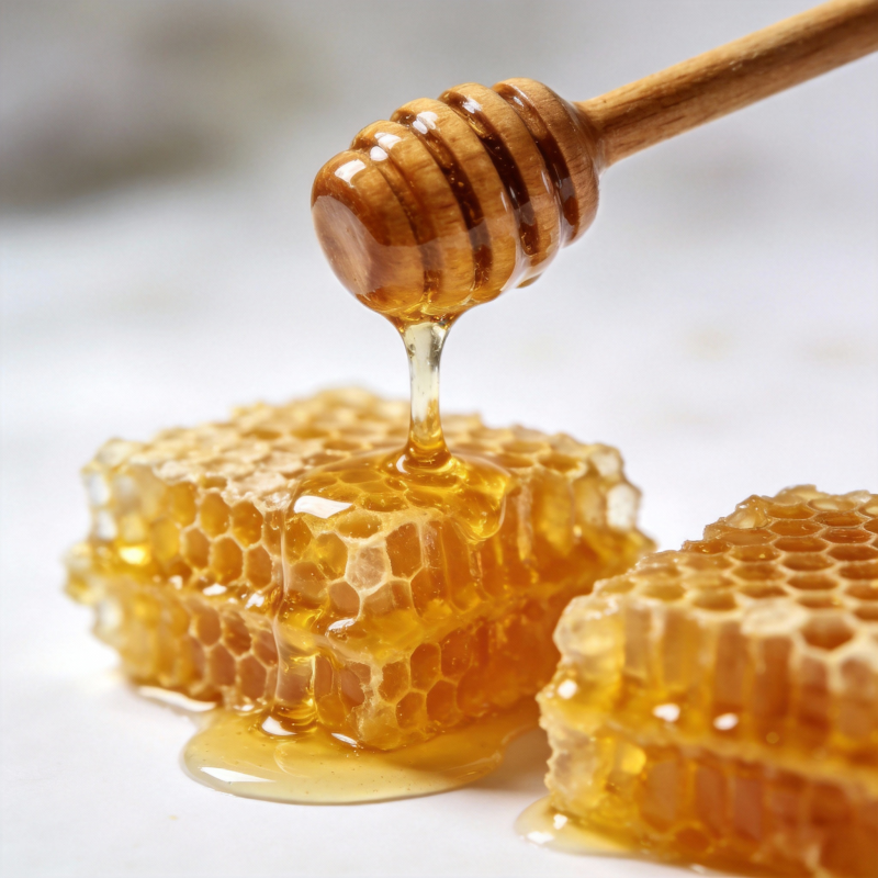 蜂蜜滴落蜂巢图片