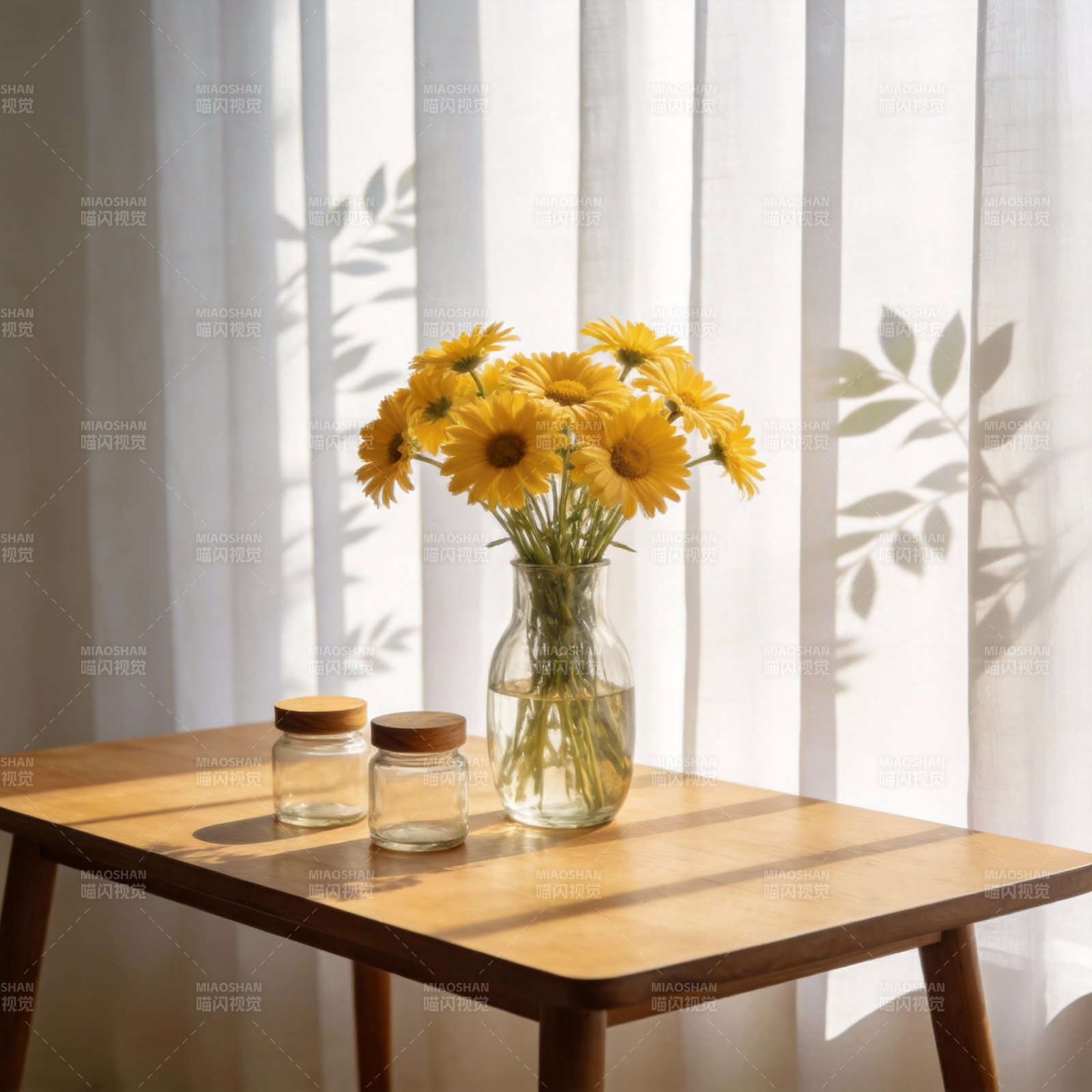 阳光下的花与瓶图片