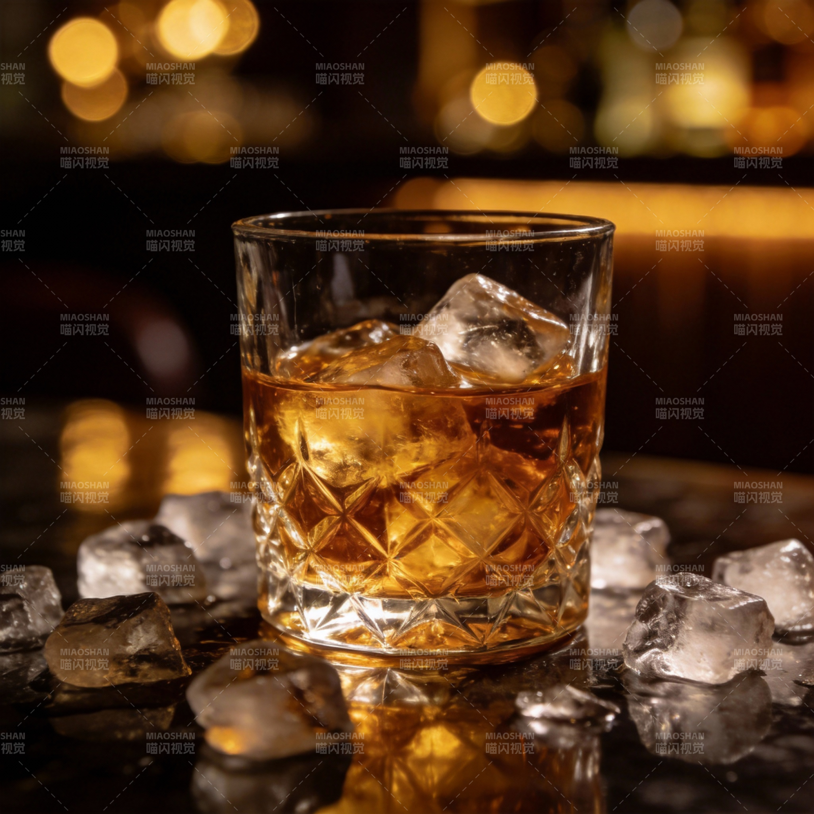 琥珀酒杯冰块辉图片