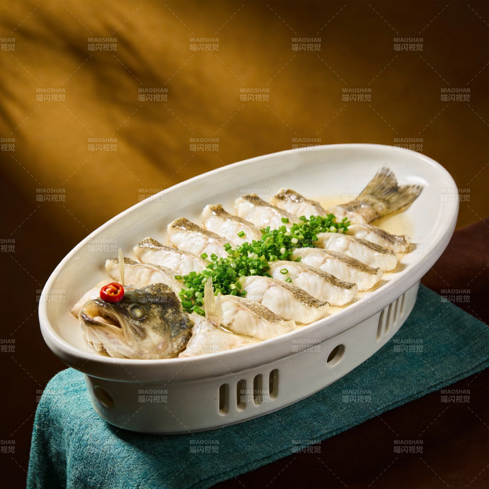 清蒸鱼配香菜图片