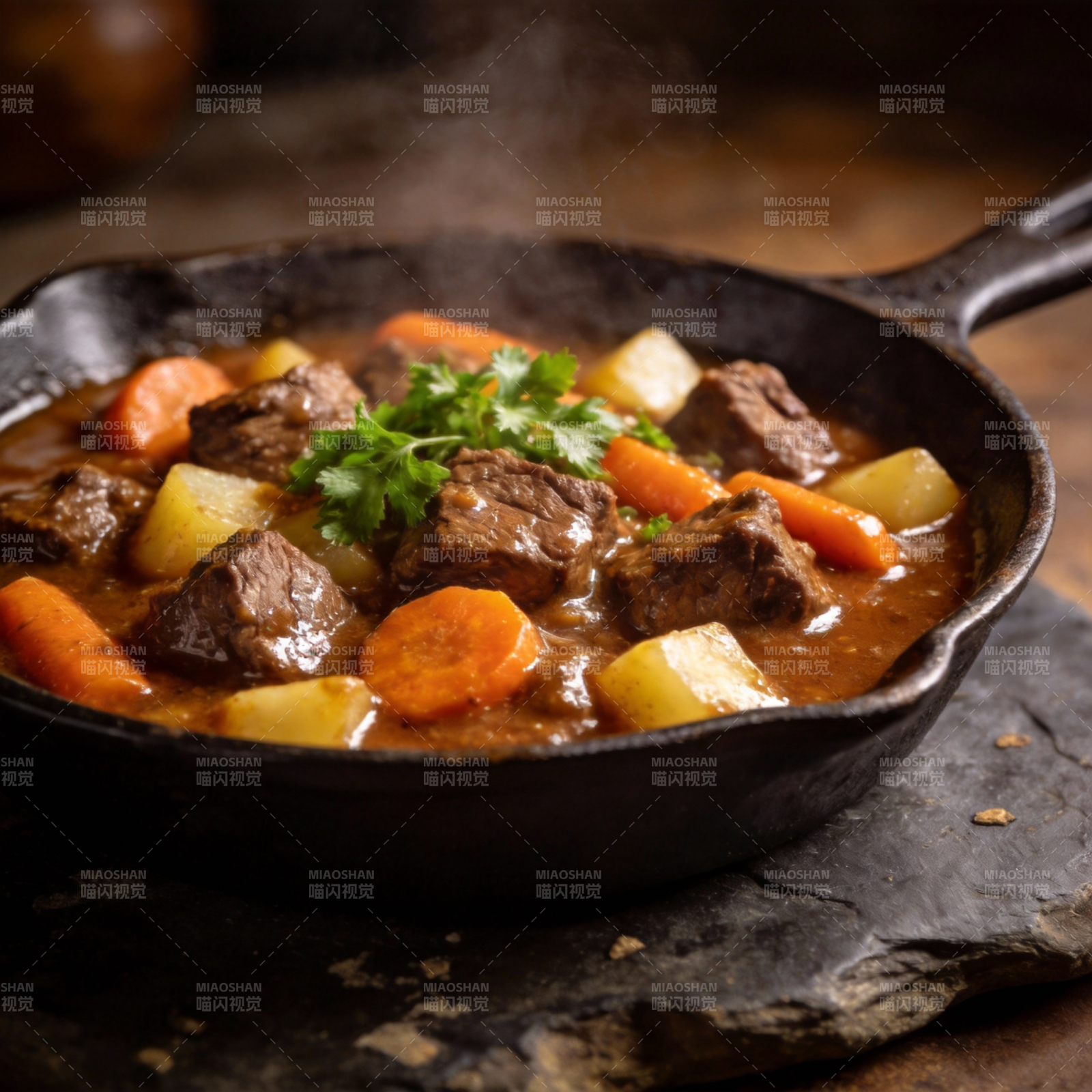 热气腾腾的牛肉炖菜图片