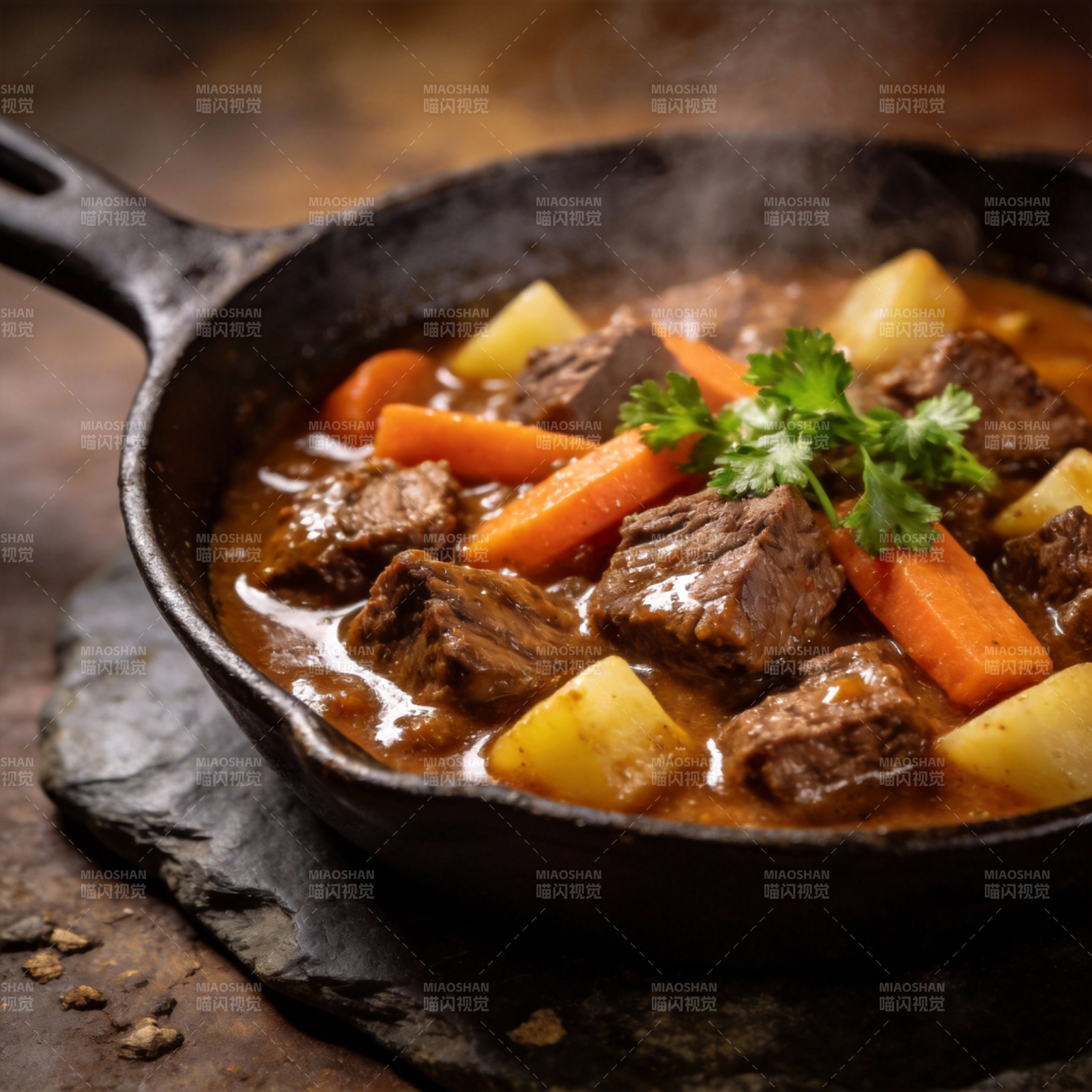 热气腾腾的牛肉炖菜图片
